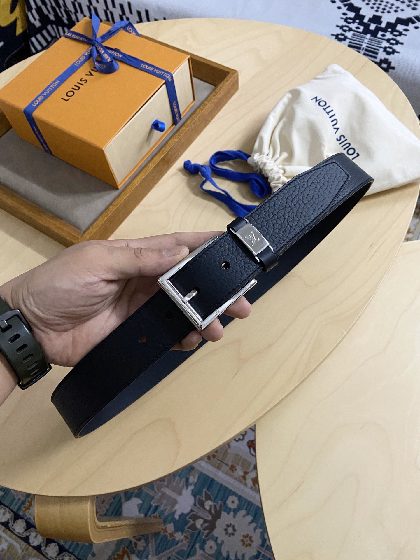 Louis Vuitton 代购版新款LV男士双面腰带取材进口专款面料 大荔枝纹牛皮 方形搭扣暗藏珐琅 LV 标识