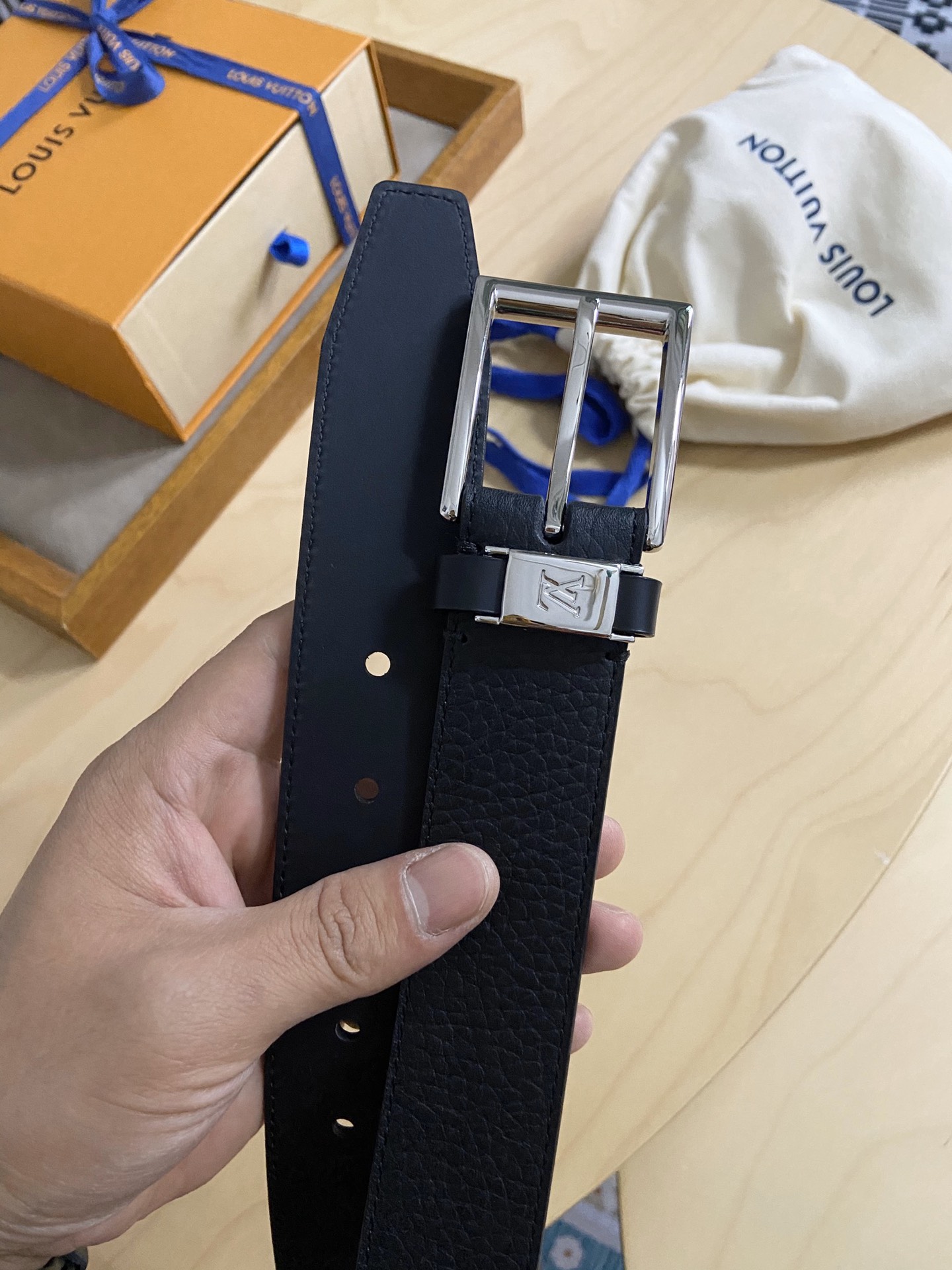 Louis Vuitton 代购版新款LV男士双面腰带取材进口专款面料 大荔枝纹牛皮 方形搭扣暗藏珐琅 LV 标识