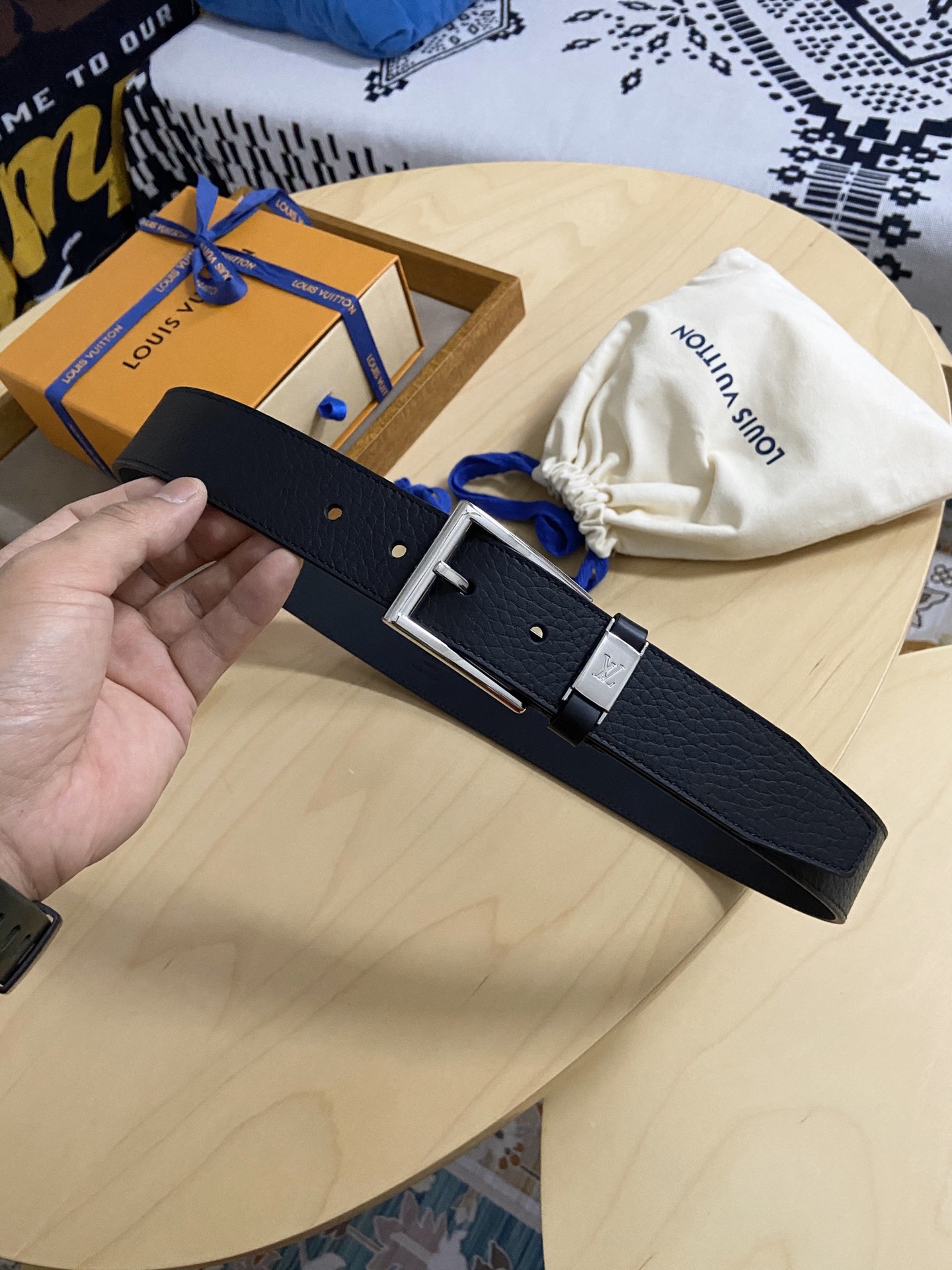 Louis Vuitton 代购版新款LV男士双面腰带取材进口专款面料 大荔枝纹牛皮 方形搭扣暗藏珐琅 LV 标识