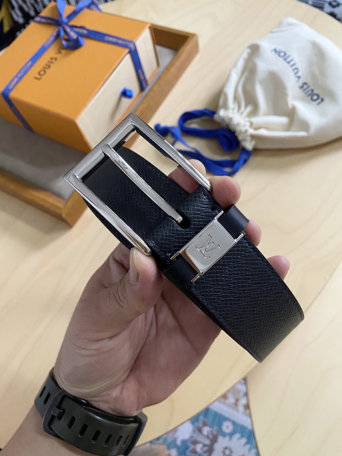 Louis Vuitton 代购版新款LV男士双面腰带取材进口专款面料 十字纹牛皮 方形搭扣暗藏珐琅 LV 标识