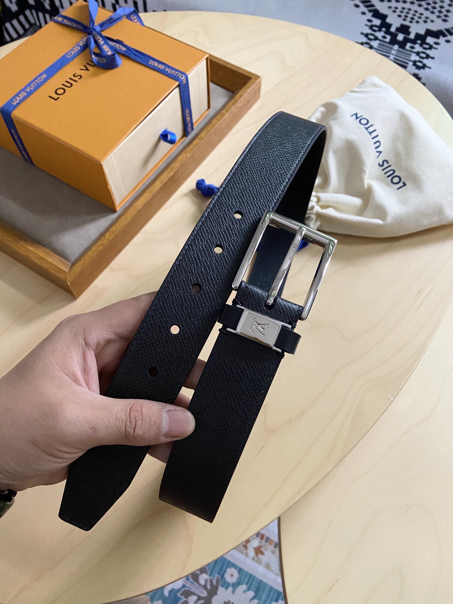 Louis Vuitton 代购版新款LV男士双面腰带取材进口专款面料 十字纹牛皮 方形搭扣暗藏珐琅 LV 标识
