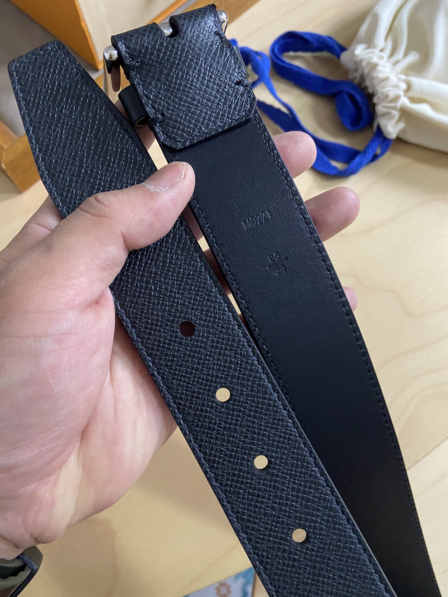 Louis Vuitton 代购版新款LV男士双面腰带取材进口专款面料 十字纹牛皮 方形搭扣暗藏珐琅 LV 标识