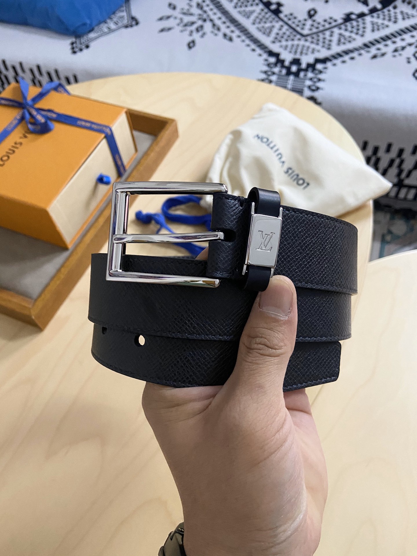 Louis Vuitton 代购版新款LV男士双面腰带取材进口专款面料 十字纹牛皮 方形搭扣暗藏珐琅 LV 标识