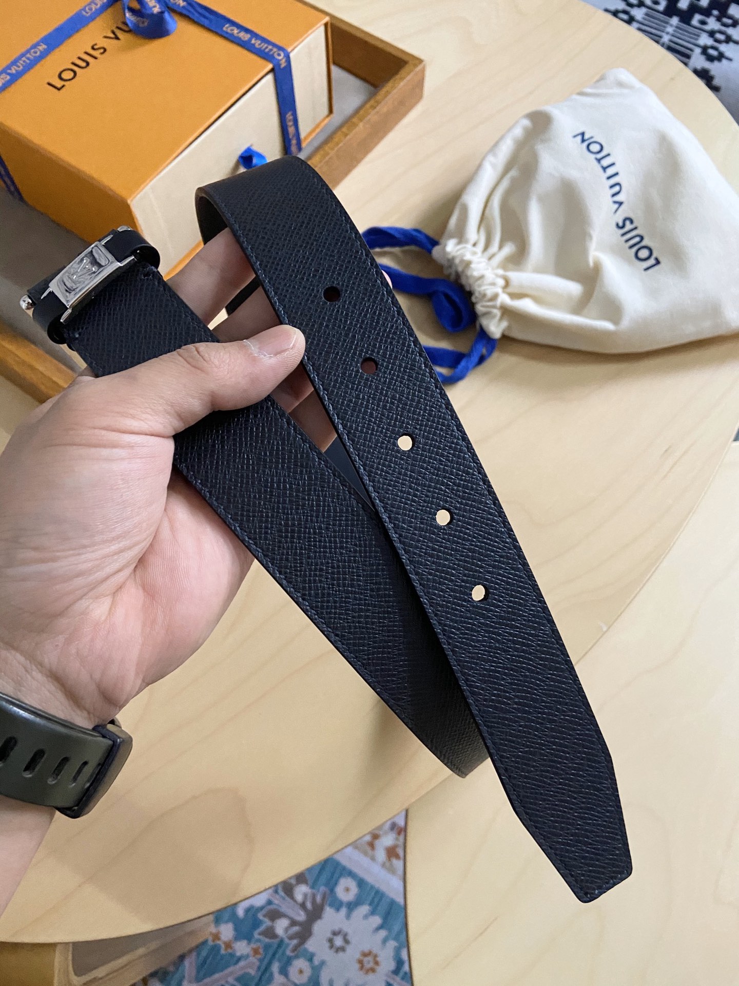 Louis Vuitton 代购版新款LV男士双面腰带取材进口专款面料 十字纹牛皮 方形搭扣暗藏珐琅 LV 标识