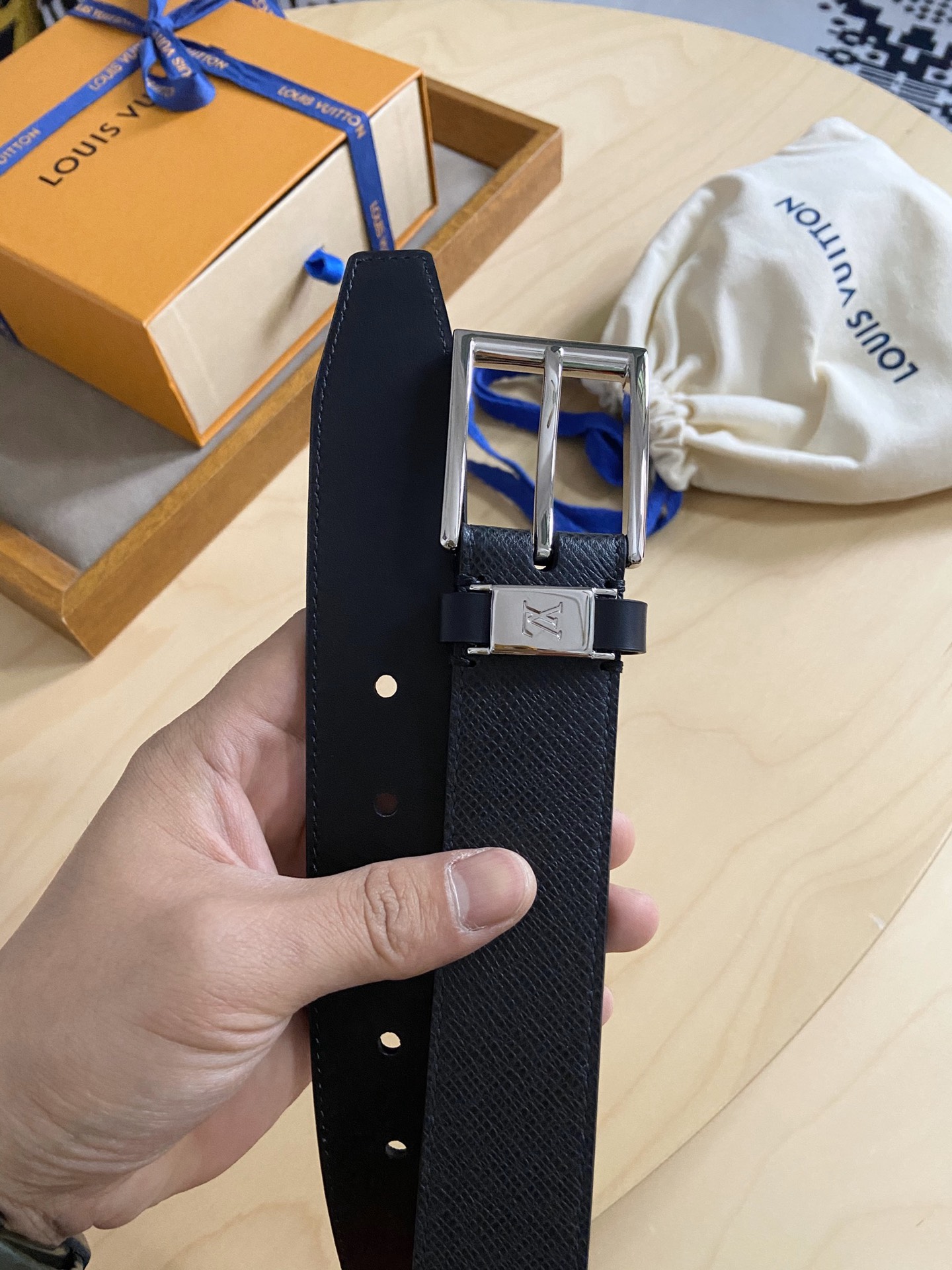 Louis Vuitton 代购版新款LV男士双面腰带取材进口专款面料 十字纹牛皮 方形搭扣暗藏珐琅 LV 标识