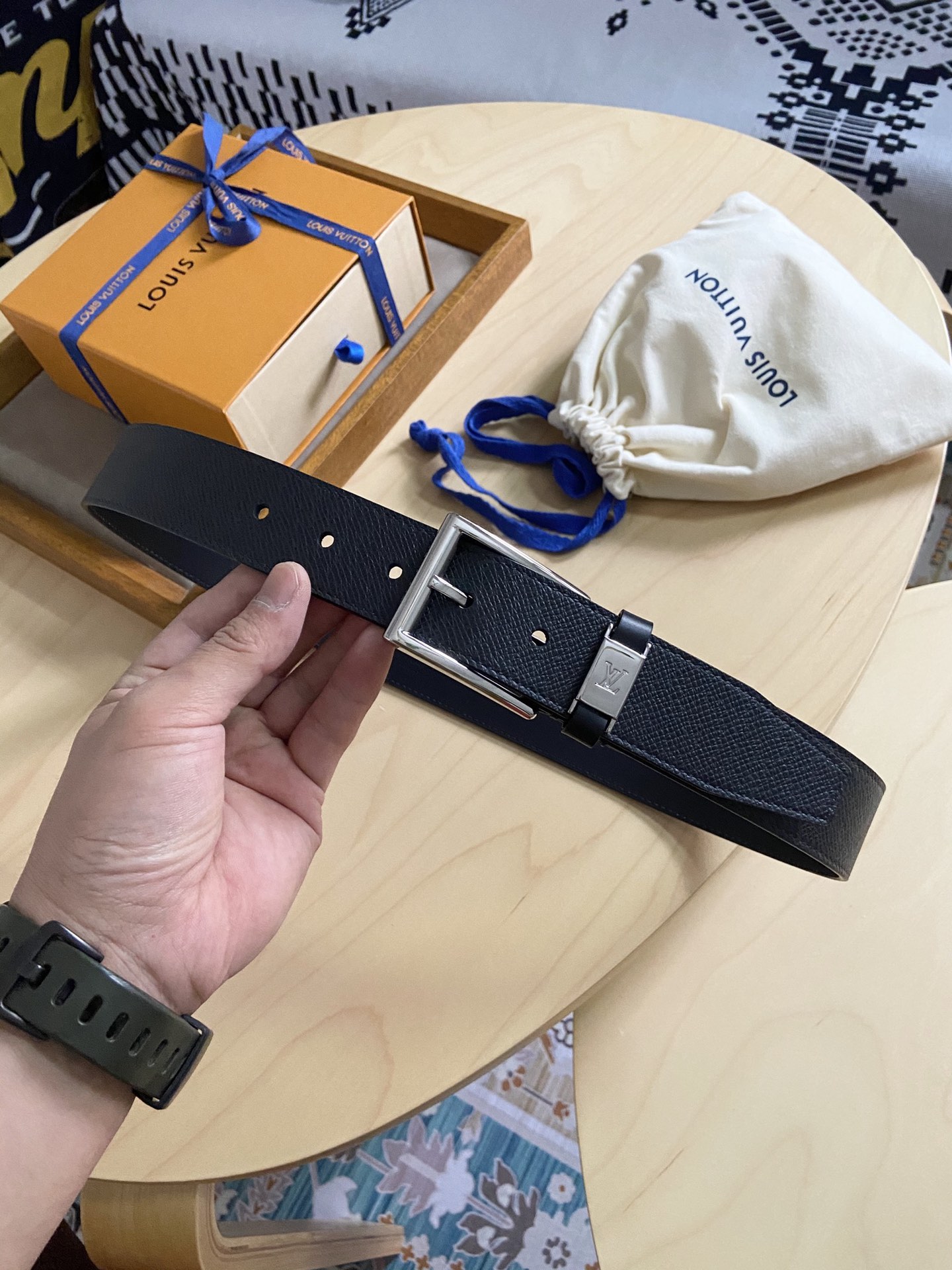 Louis Vuitton 代购版新款LV男士双面腰带取材进口专款面料 十字纹牛皮 方形搭扣暗藏珐琅 LV 标识