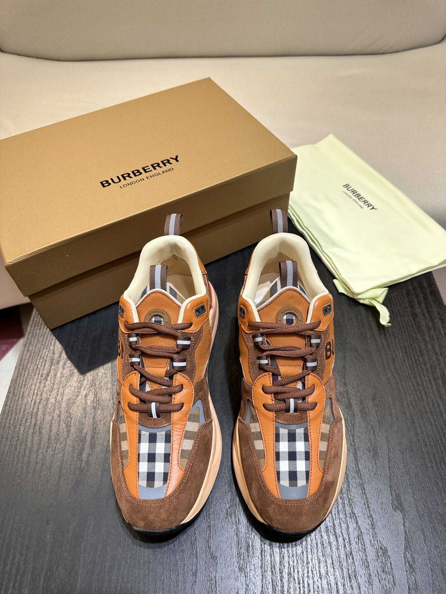 Zapatillas bajas Burberr* en piel y ante con paneles de algodón a cuadros Burberr en contraste. La lengüeta está decora…
