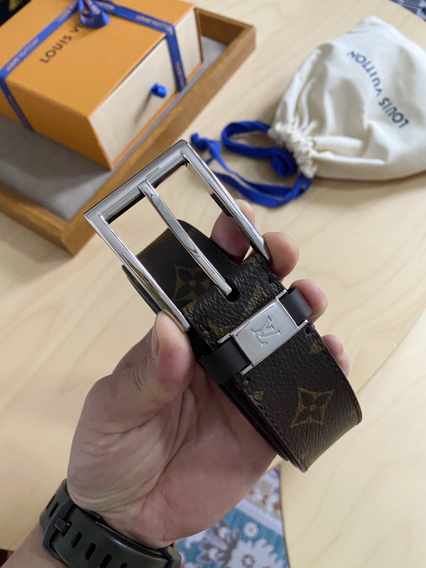 Louis Vuitton 代购版新款LV男士双面腰带取材进口专款面料 提花帆布面料 方形搭扣暗藏珐琅 LV 标识