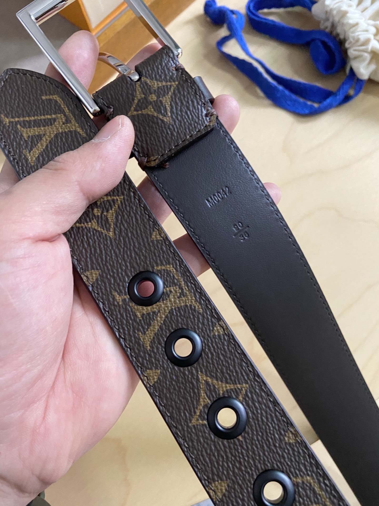 Louis Vuitton 代购版新款LV男士双面腰带取材进口专款面料 提花帆布面料 方形搭扣暗藏珐琅 LV 标识
