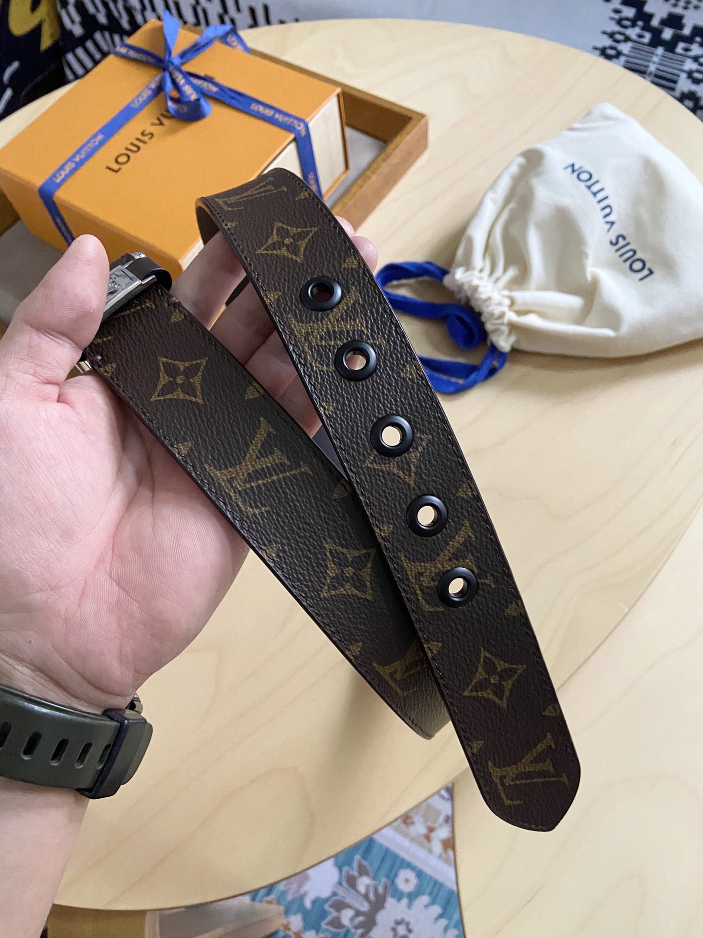 Louis Vuitton 代购版新款LV男士双面腰带取材进口专款面料 提花帆布面料 方形搭扣暗藏珐琅 LV 标识