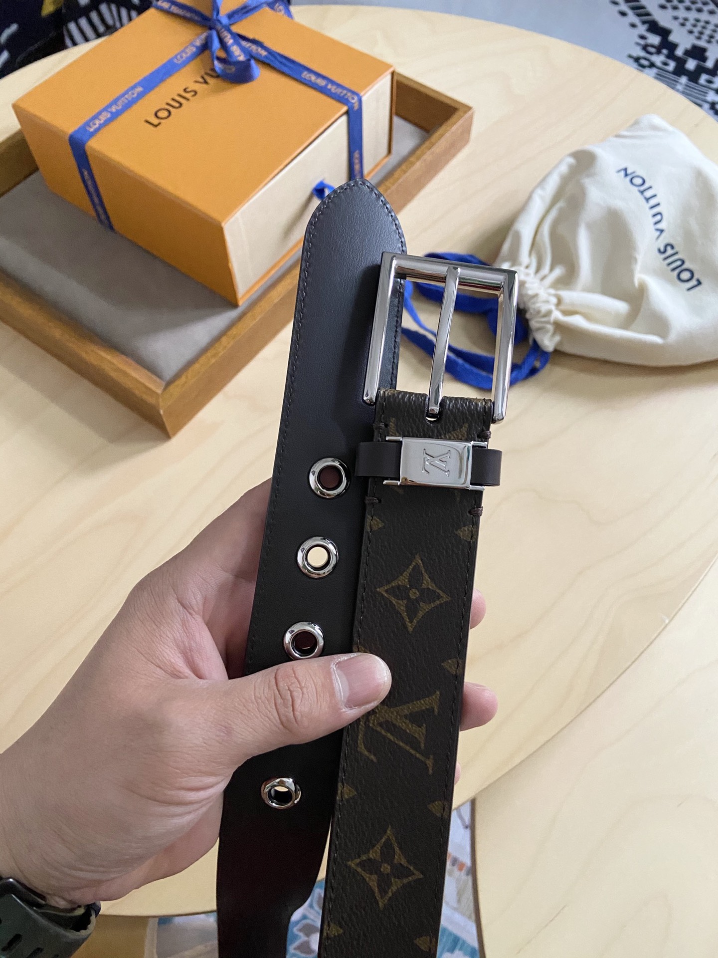 Louis Vuitton 代购版新款LV男士双面腰带取材进口专款面料 提花帆布面料 方形搭扣暗藏珐琅 LV 标识