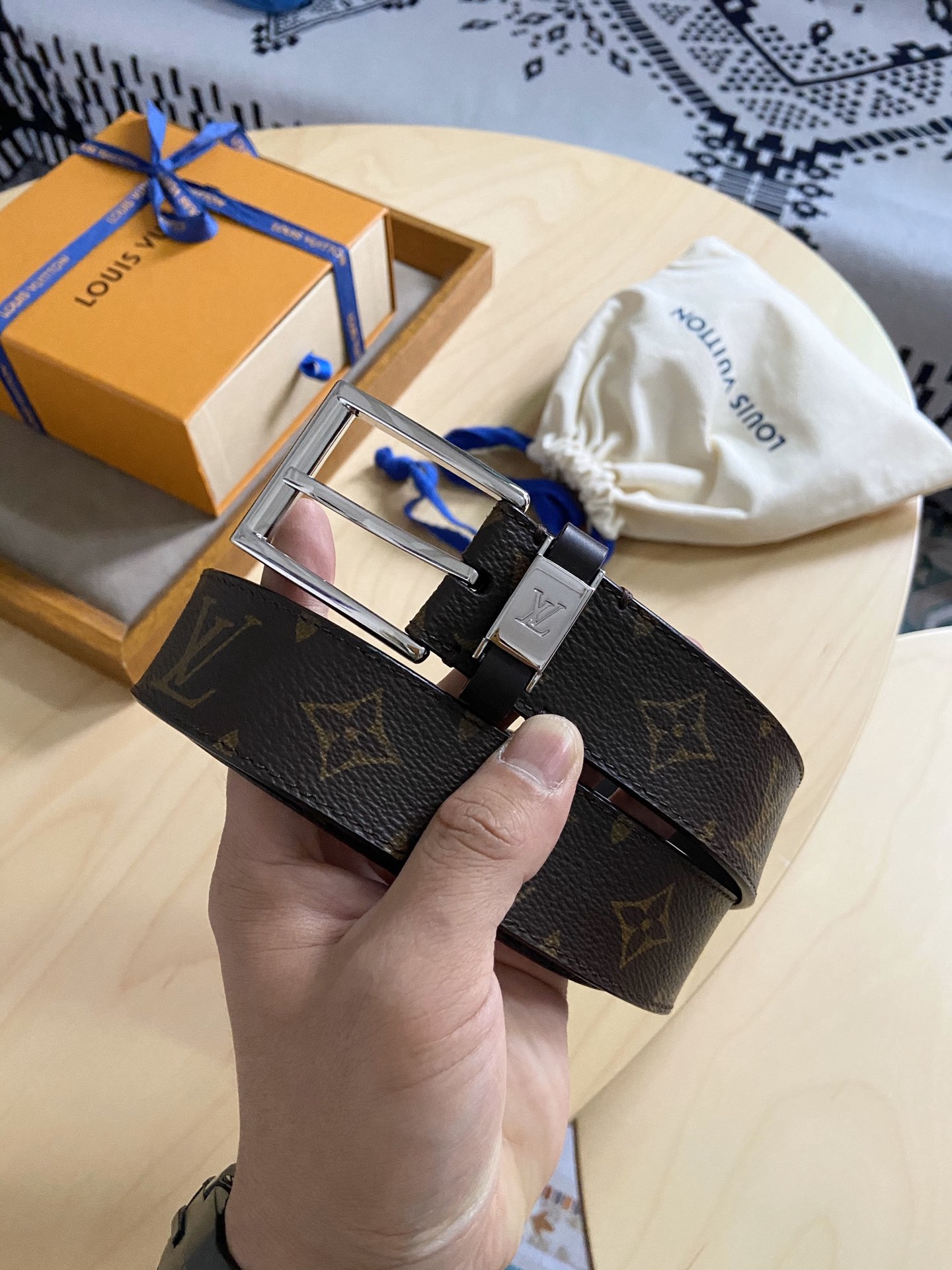 Louis Vuitton 代购版新款LV男士双面腰带取材进口专款面料 提花帆布面料 方形搭扣暗藏珐琅 LV 标识
