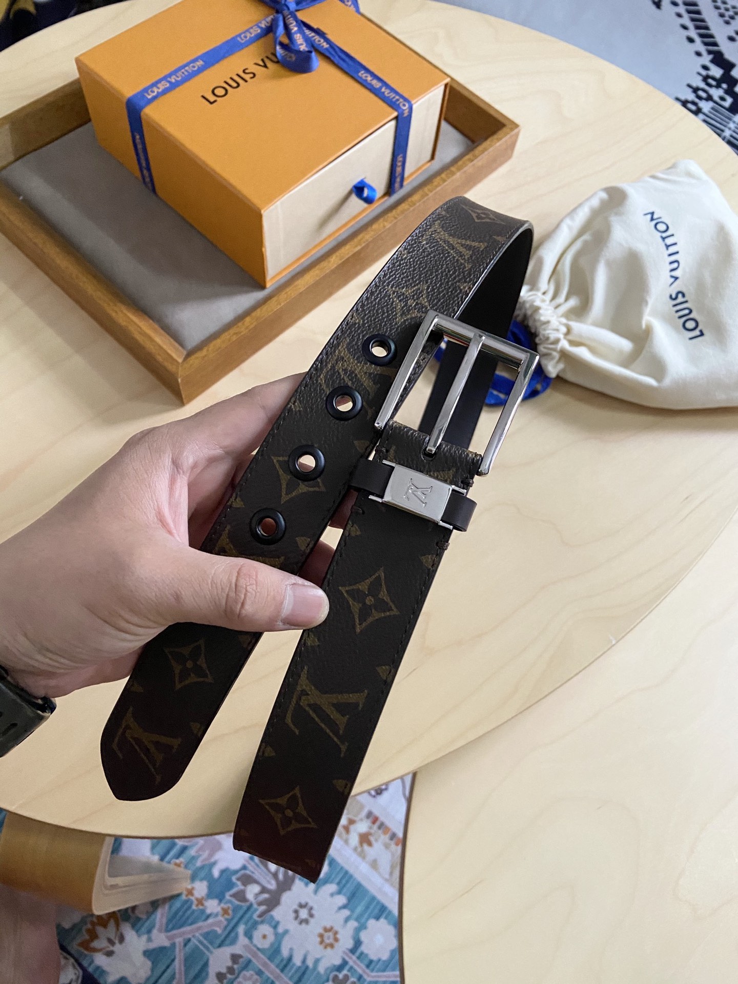 Louis Vuitton 代购版新款LV男士双面腰带取材进口专款面料 提花帆布面料 方形搭扣暗藏珐琅 LV 标识