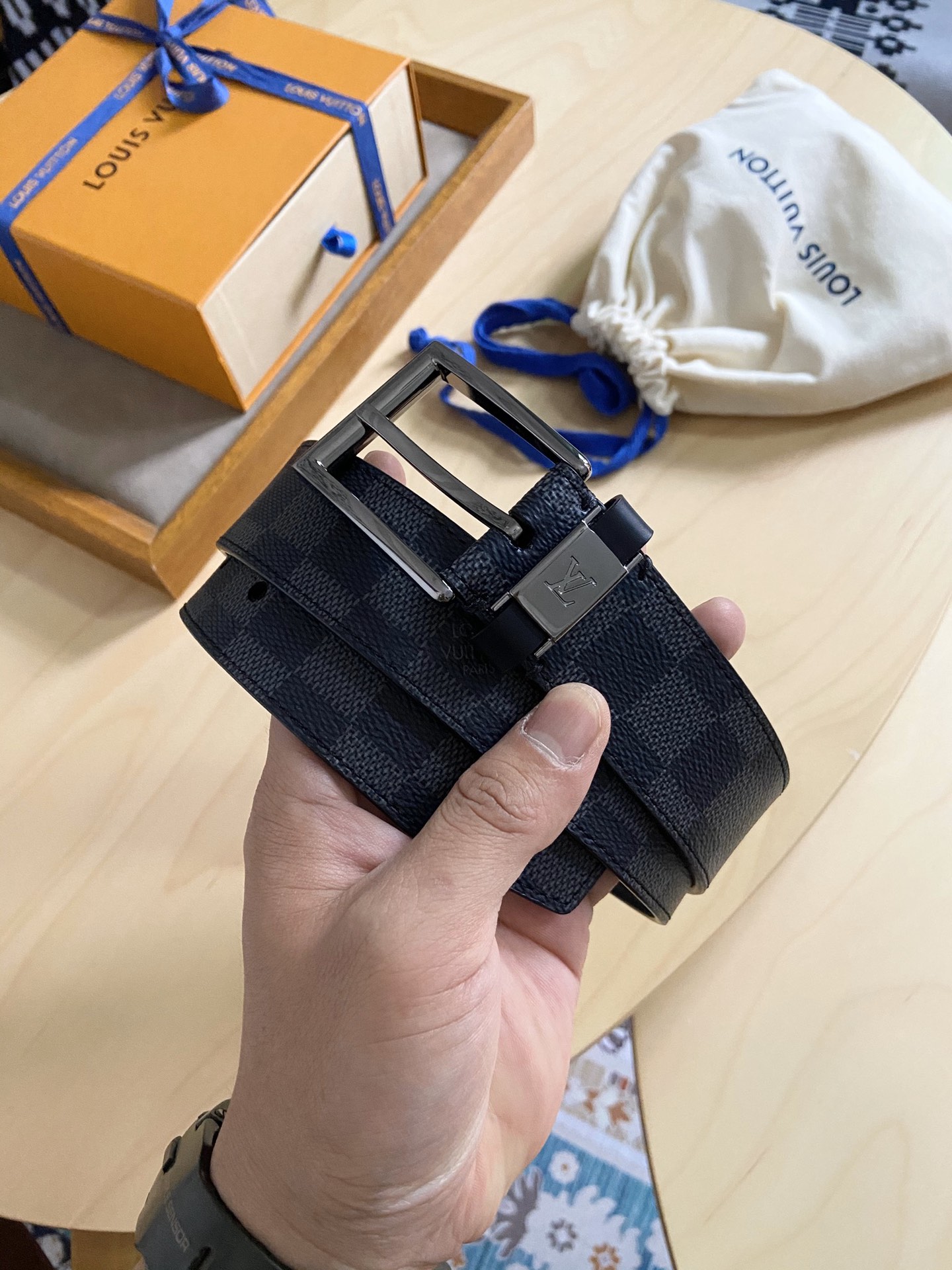 Louis Vuitton 代购版新款LV男士双面腰带取材进口专款面料 提花帆布面料 方形搭扣暗藏珐琅 LV 标识