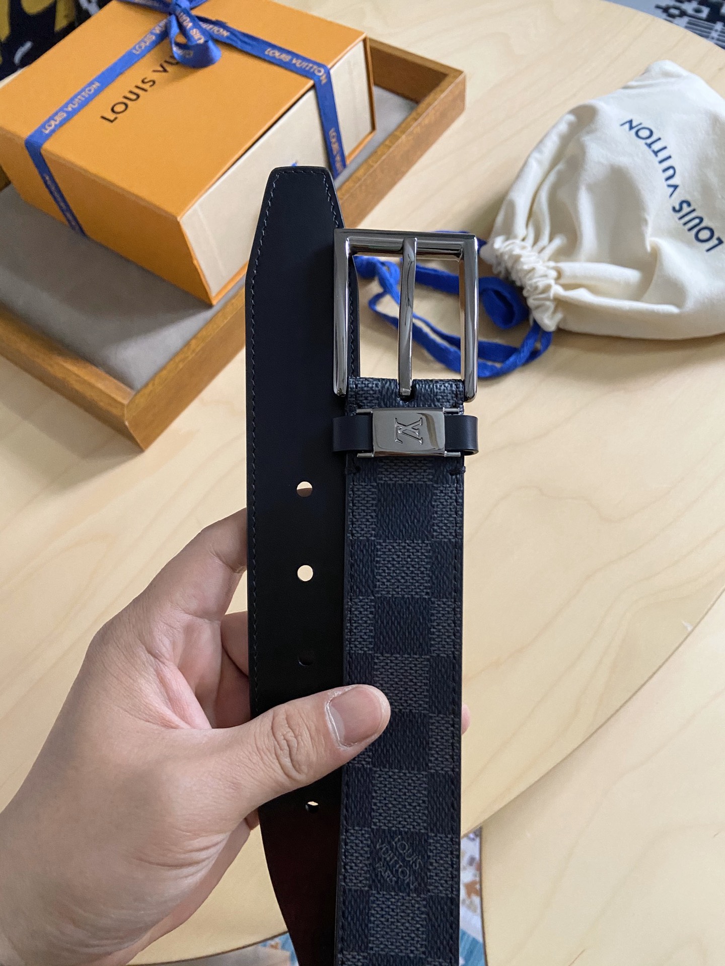 Louis Vuitton 代购版新款LV男士双面腰带取材进口专款面料 提花帆布面料 方形搭扣暗藏珐琅 LV 标识