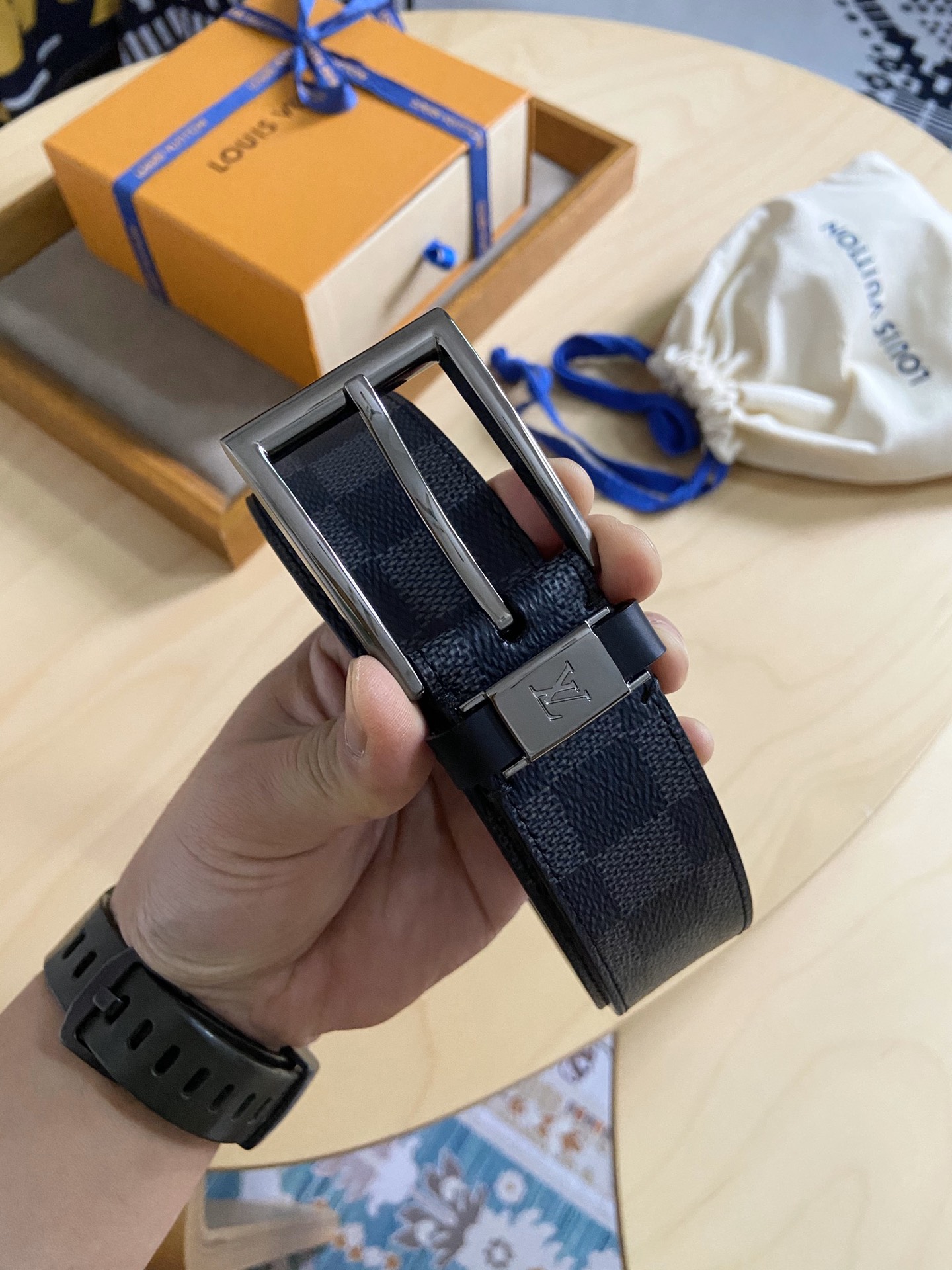 Louis Vuitton 代购版新款LV男士双面腰带取材进口专款面料 提花帆布面料 方形搭扣暗藏珐琅 LV 标识