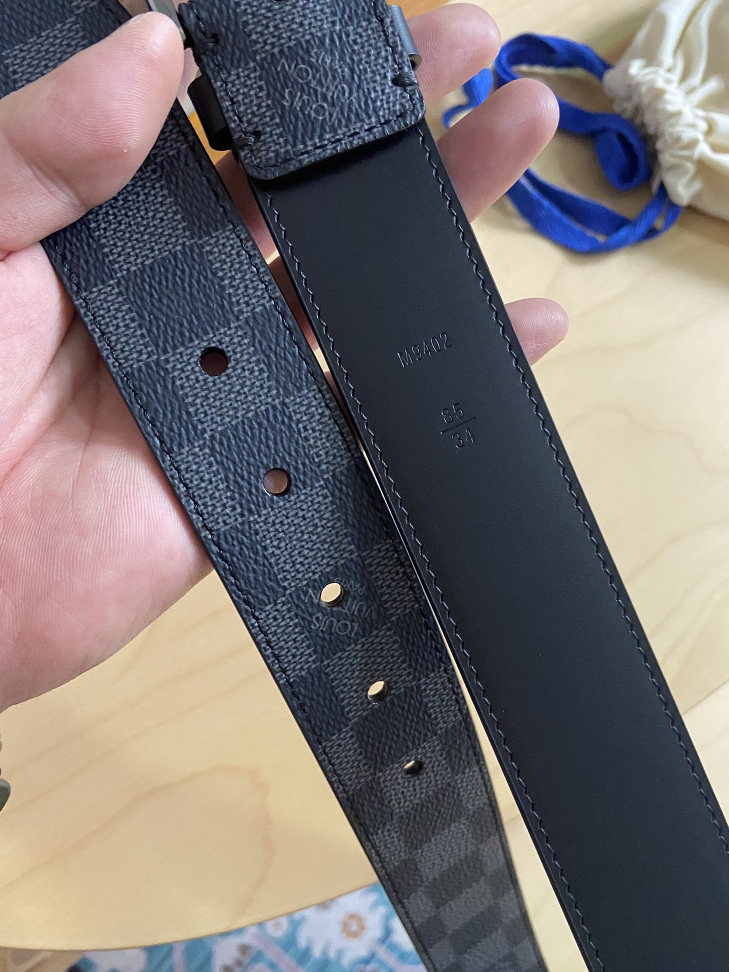 Louis Vuitton 代购版新款LV男士双面腰带取材进口专款面料 提花帆布面料 方形搭扣暗藏珐琅 LV 标识