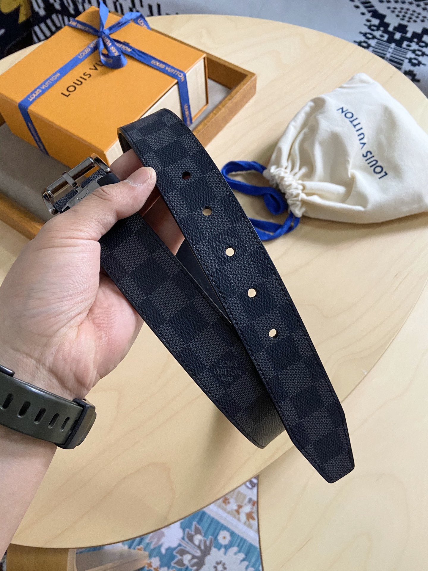 Louis Vuitton 代购版新款LV男士双面腰带取材进口专款面料 提花帆布面料 方形搭扣暗藏珐琅 LV 标识