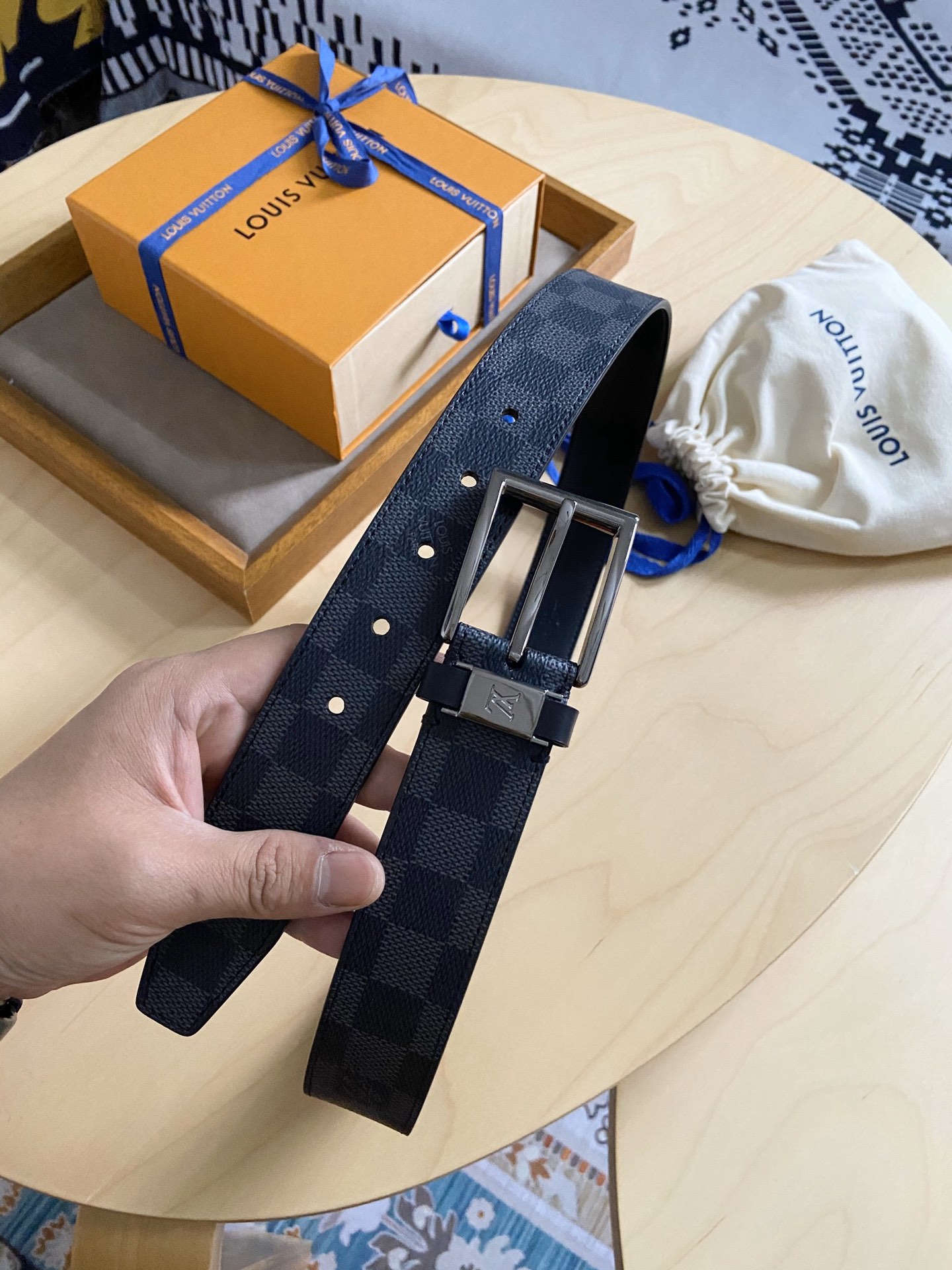 Louis Vuitton 代购版新款LV男士双面腰带取材进口专款面料 提花帆布面料 方形搭扣暗藏珐琅 LV 标识