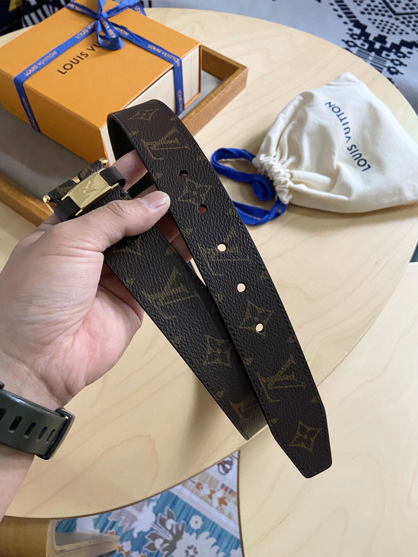 Louis Vuitton 代购版新款LV男士双面腰带取材进口专款面料 提花帆布面料 方形搭扣暗藏珐琅 LV 标识
