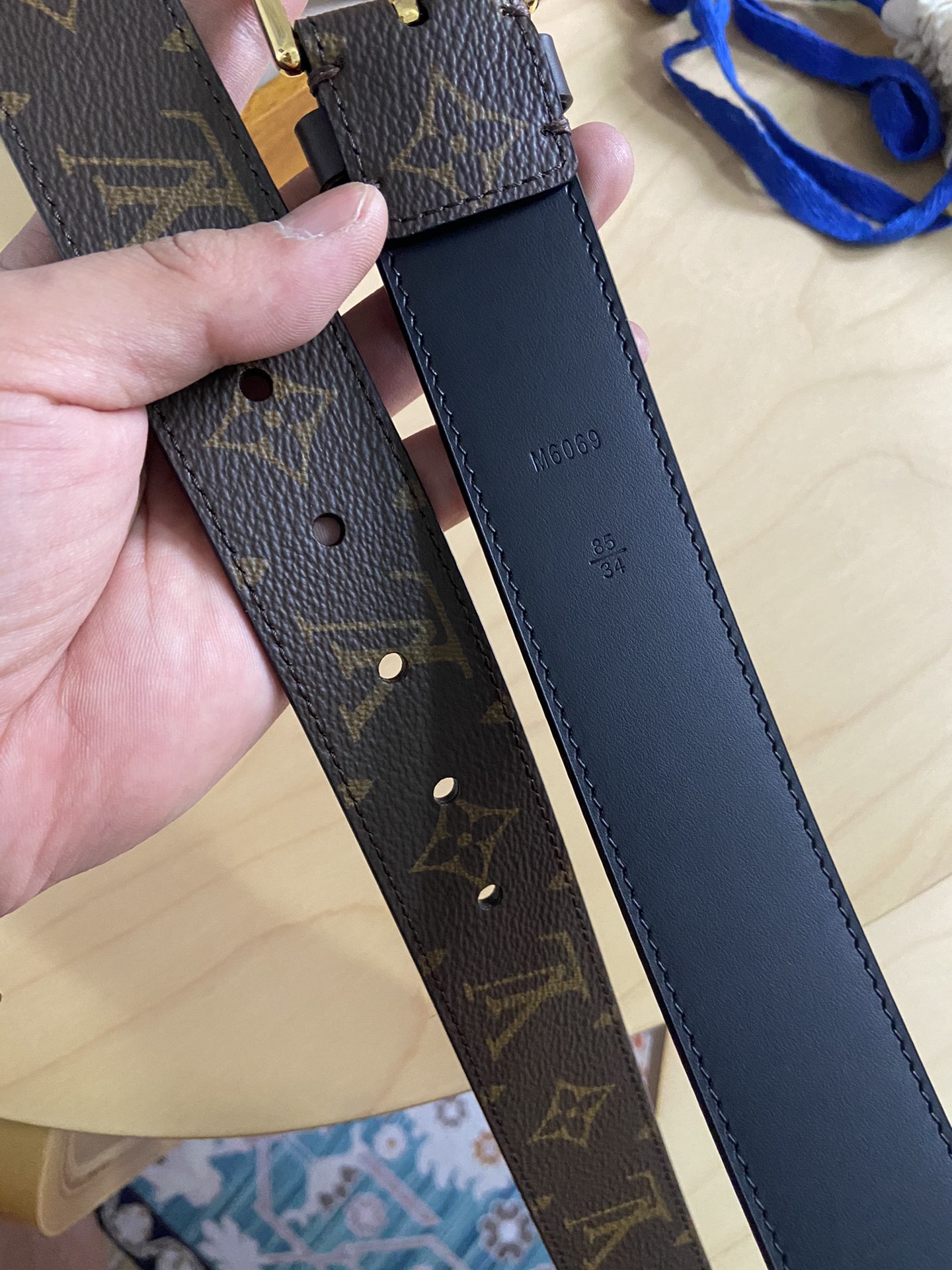 Louis Vuitton 代购版新款LV男士双面腰带取材进口专款面料 提花帆布面料 方形搭扣暗藏珐琅 LV 标识