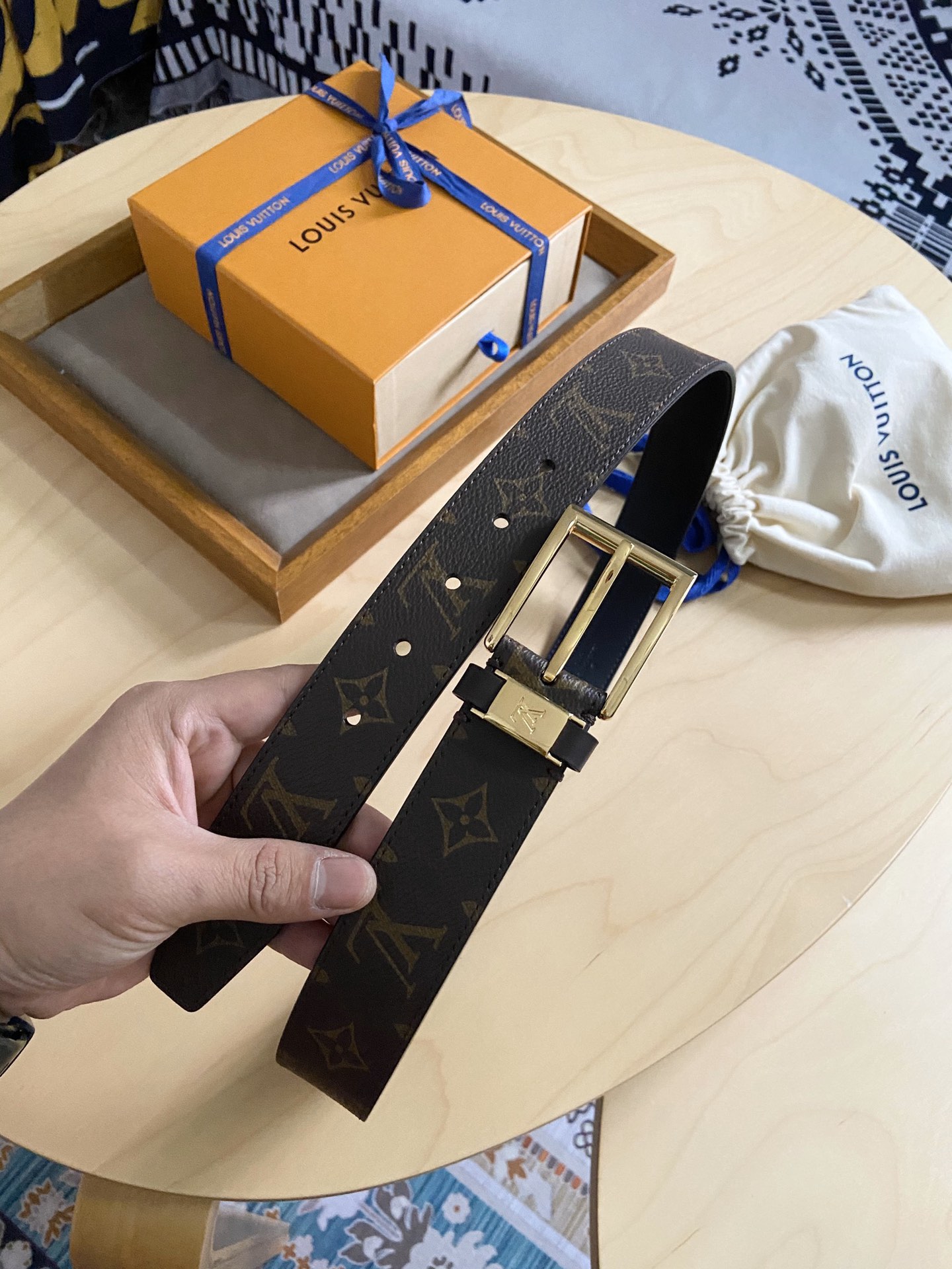 Louis Vuitton 代购版新款LV男士双面腰带取材进口专款面料 提花帆布面料 方形搭扣暗藏珐琅 LV 标识