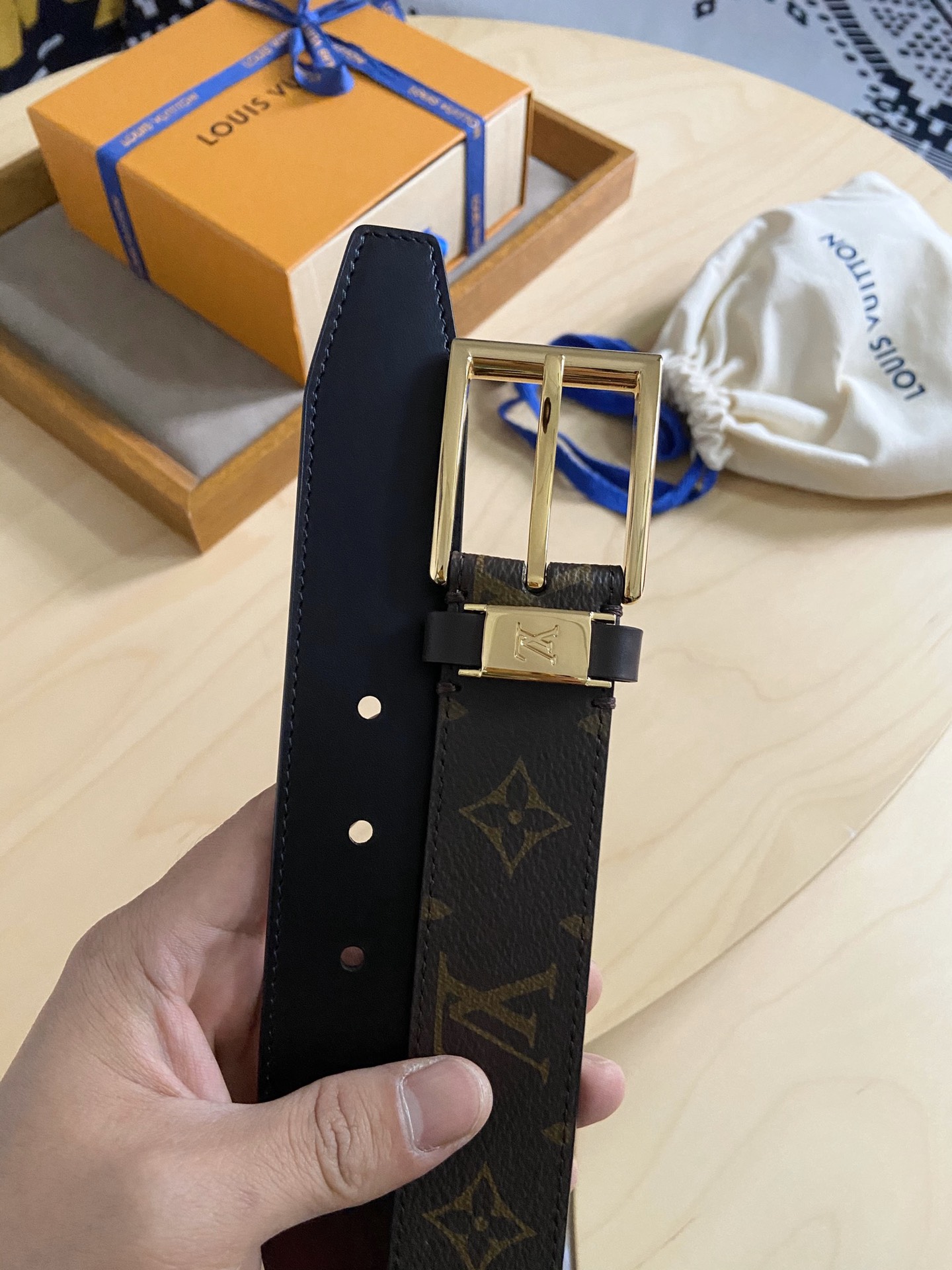Louis Vuitton 代购版新款LV男士双面腰带取材进口专款面料 提花帆布面料 方形搭扣暗藏珐琅 LV 标识