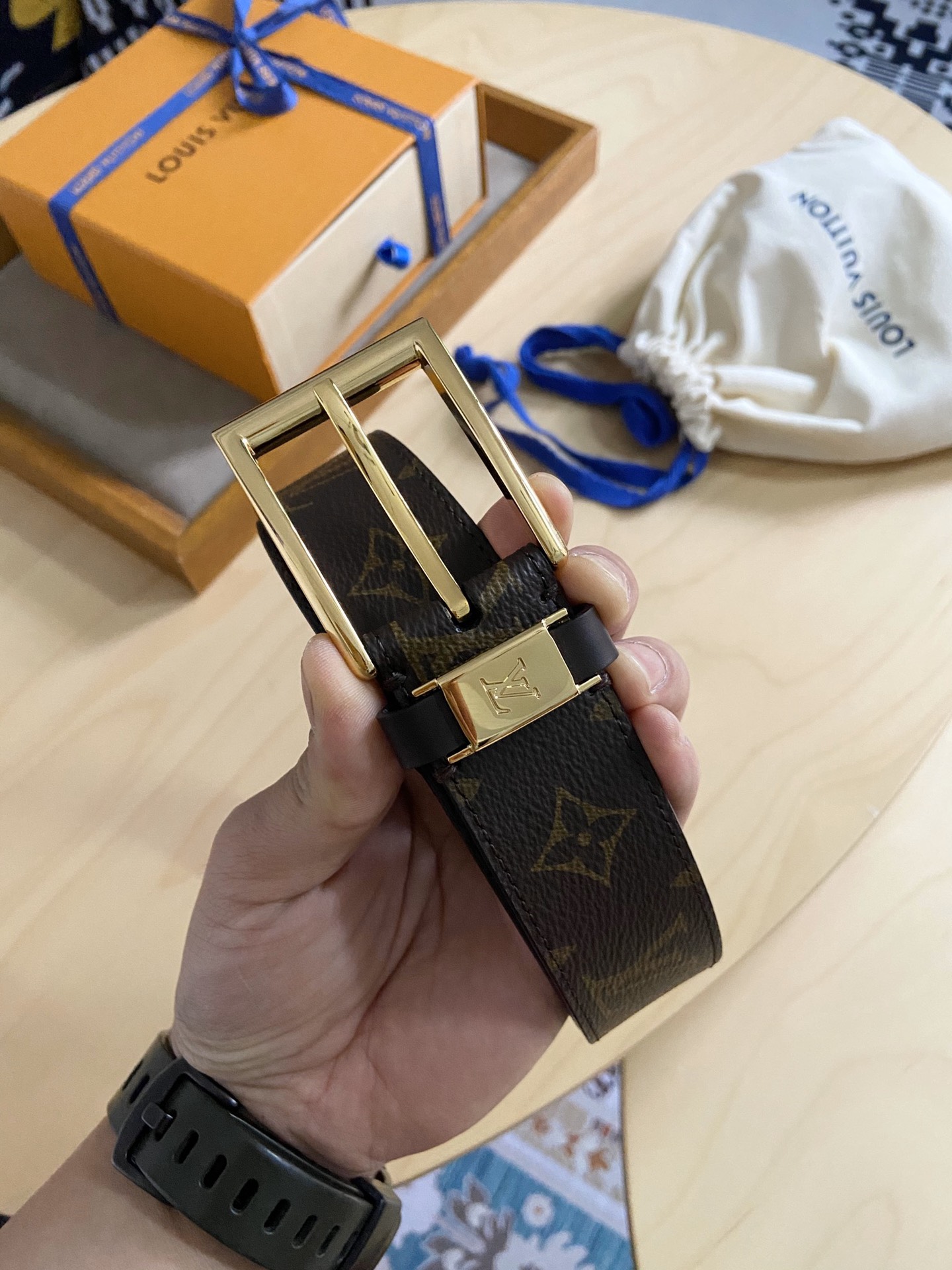 Louis Vuitton 代购版新款LV男士双面腰带取材进口专款面料 提花帆布面料 方形搭扣暗藏珐琅 LV 标识