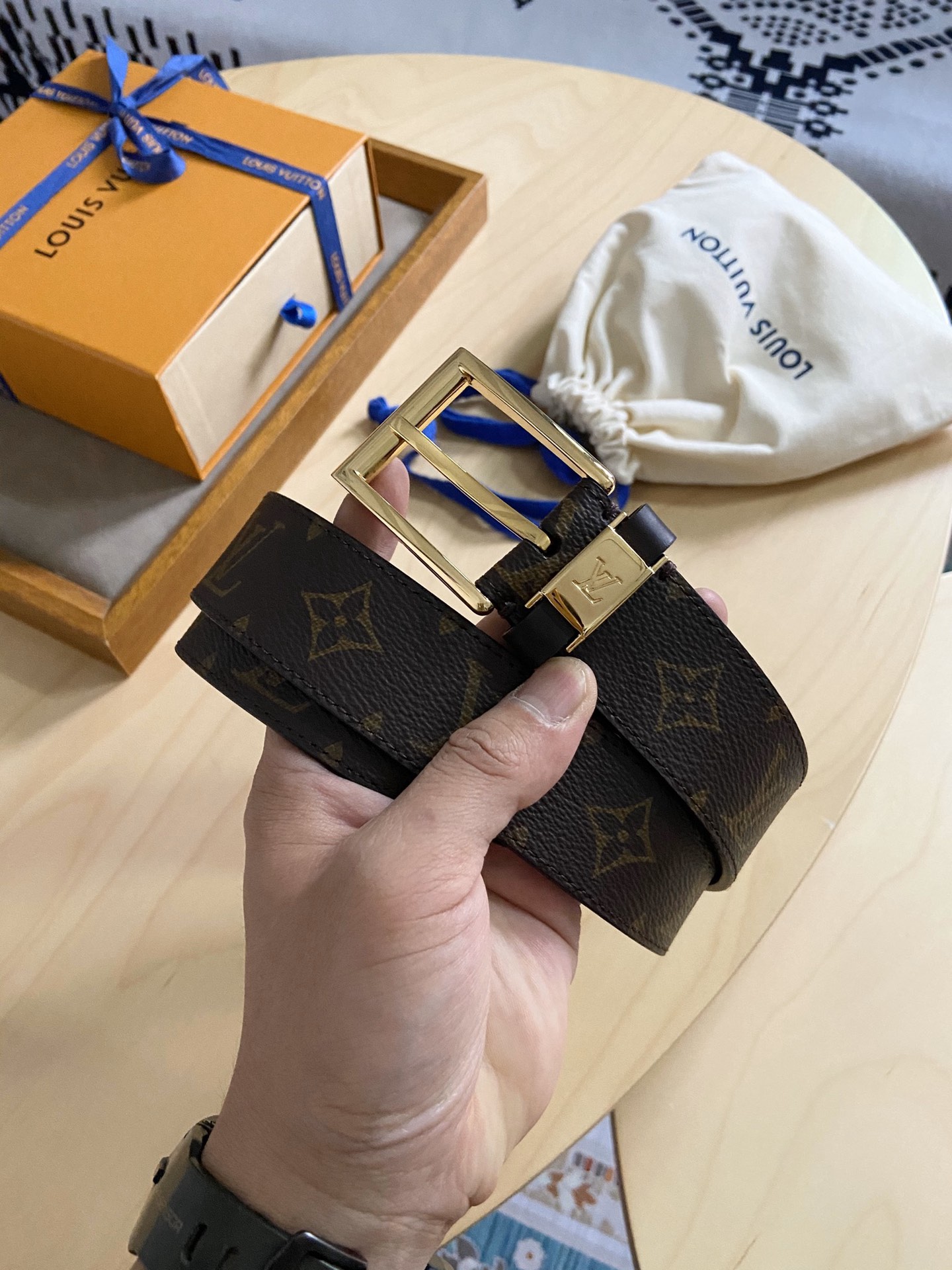 Louis Vuitton 代购版新款LV男士双面腰带取材进口专款面料 提花帆布面料 方形搭扣暗藏珐琅 LV 标识
