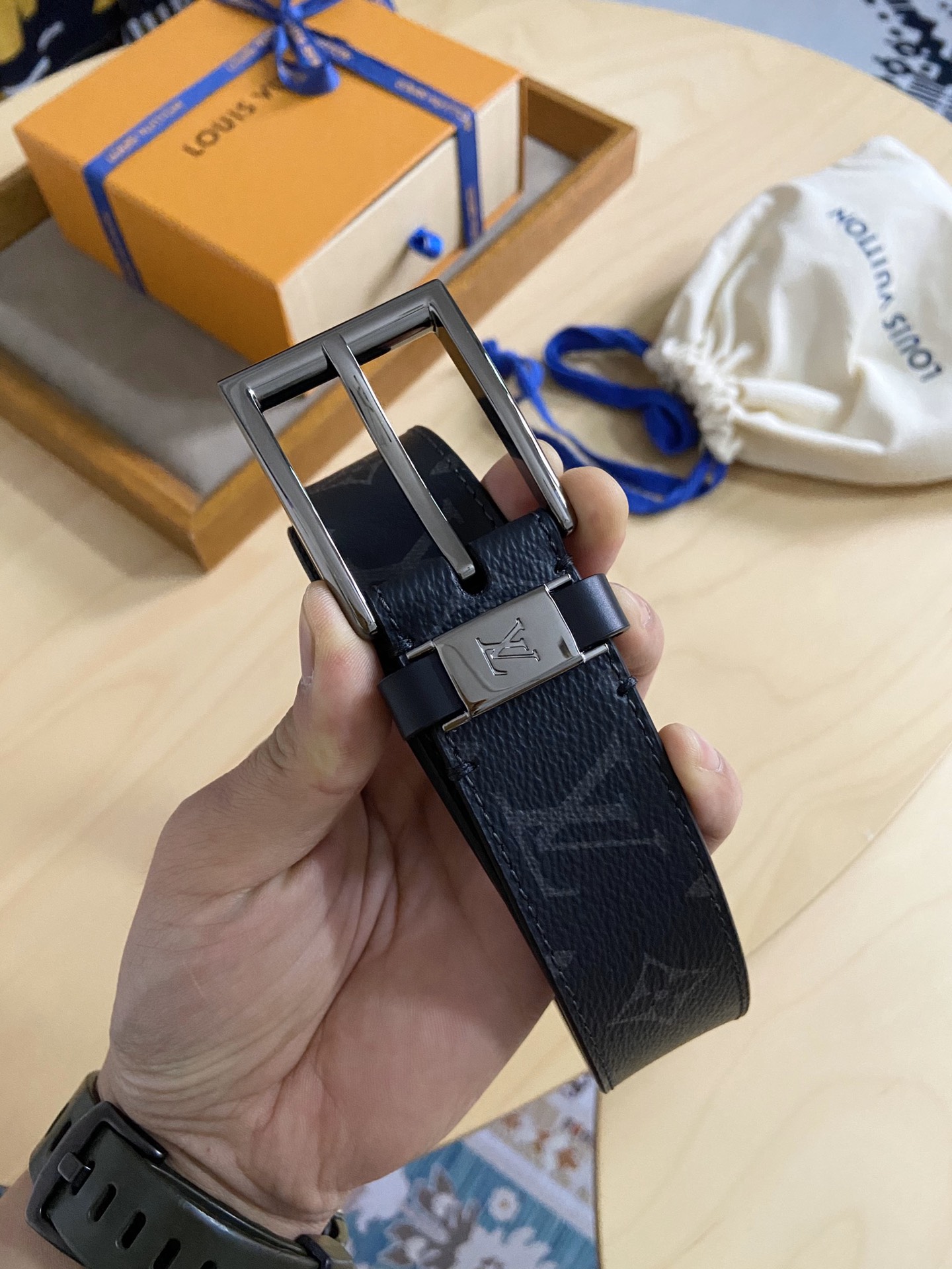 Louis Vuitton 代购版新款LV男士双面腰带取材进口专款面料 提花帆布面料 方形搭扣暗藏珐琅 LV 标识