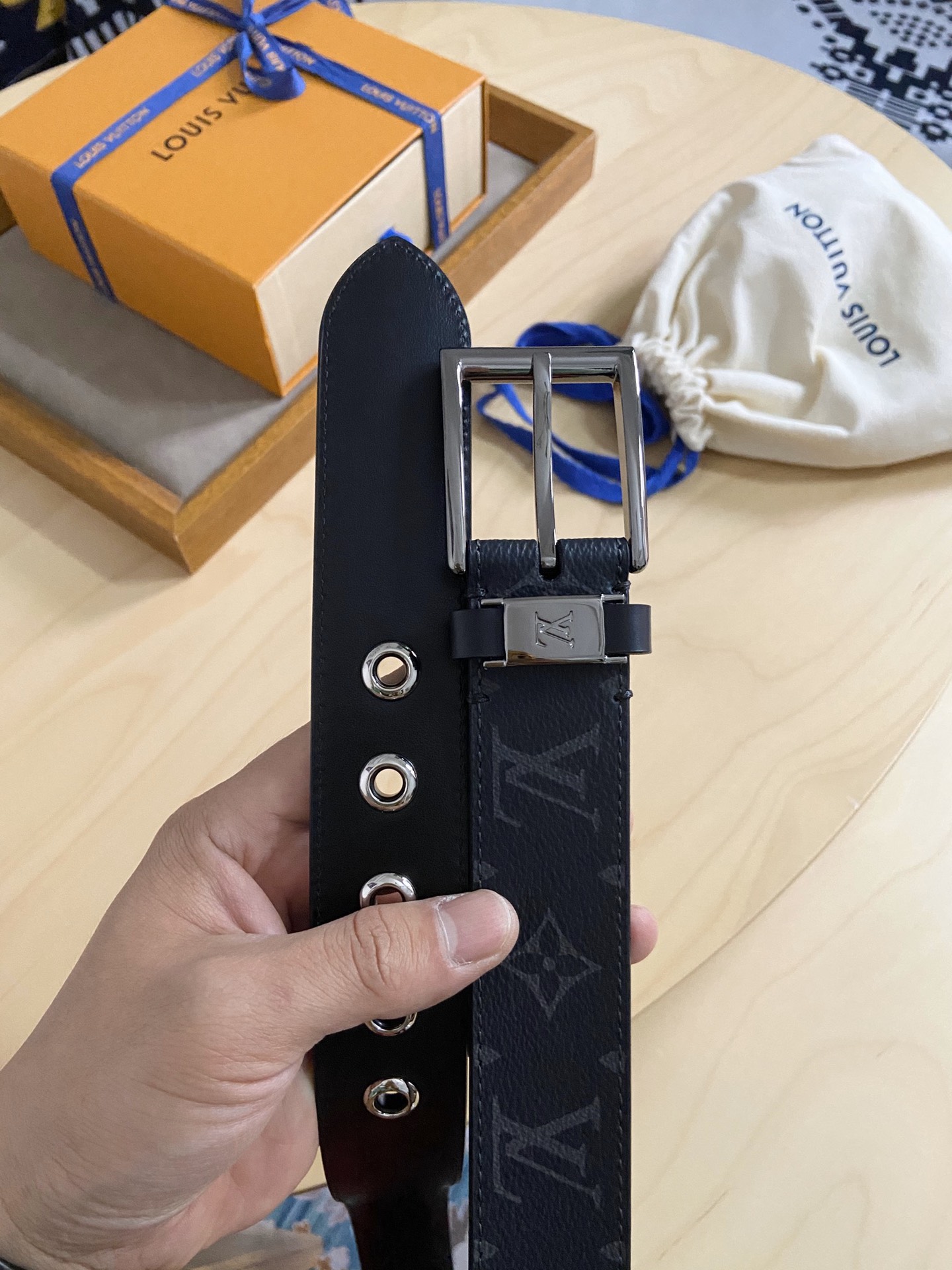 Louis Vuitton 代购版新款LV男士双面腰带取材进口专款面料 提花帆布面料 方形搭扣暗藏珐琅 LV 标识