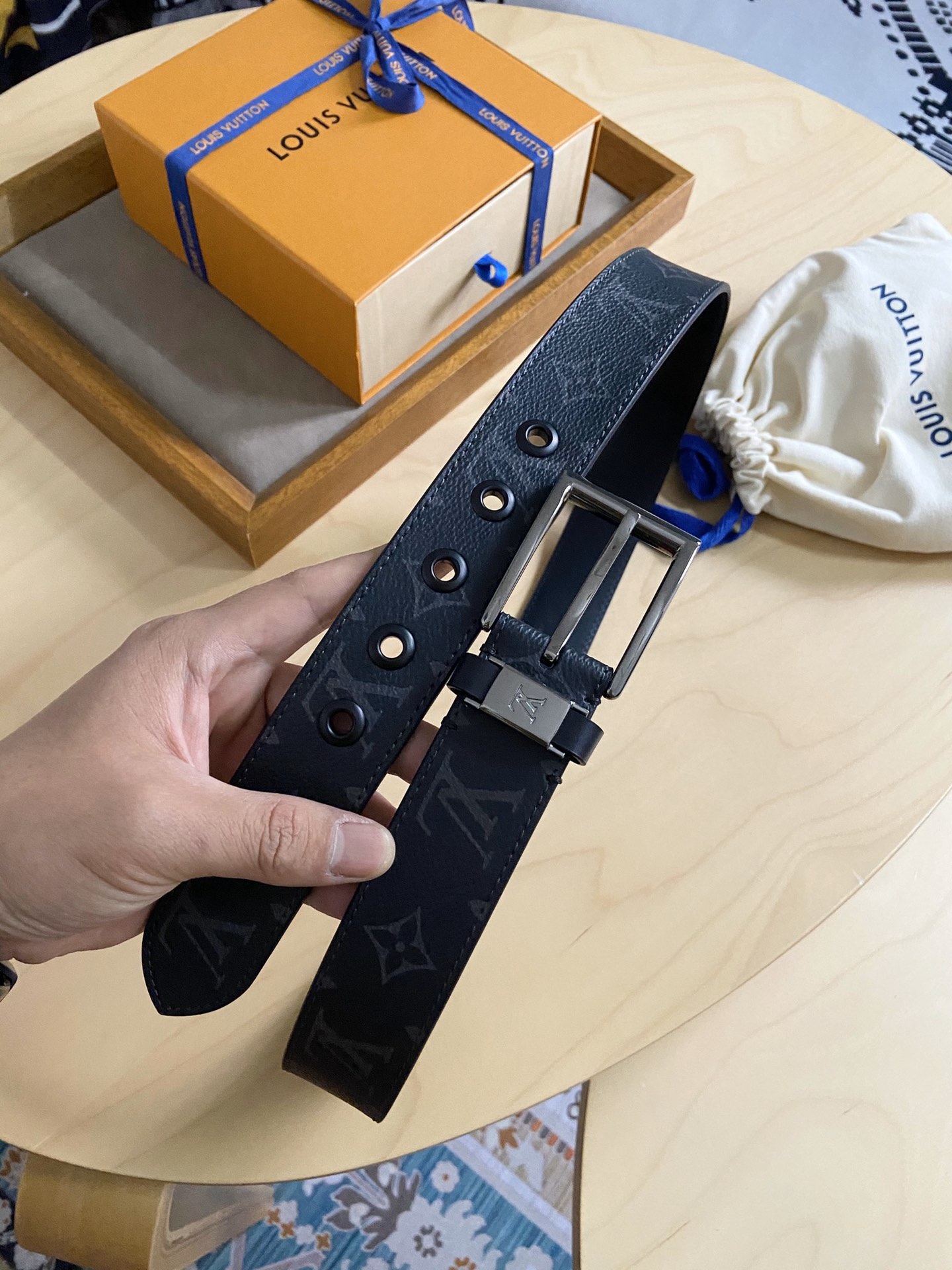 Louis Vuitton 代购版新款LV男士双面腰带取材进口专款面料 提花帆布面料 方形搭扣暗藏珐琅 LV 标识