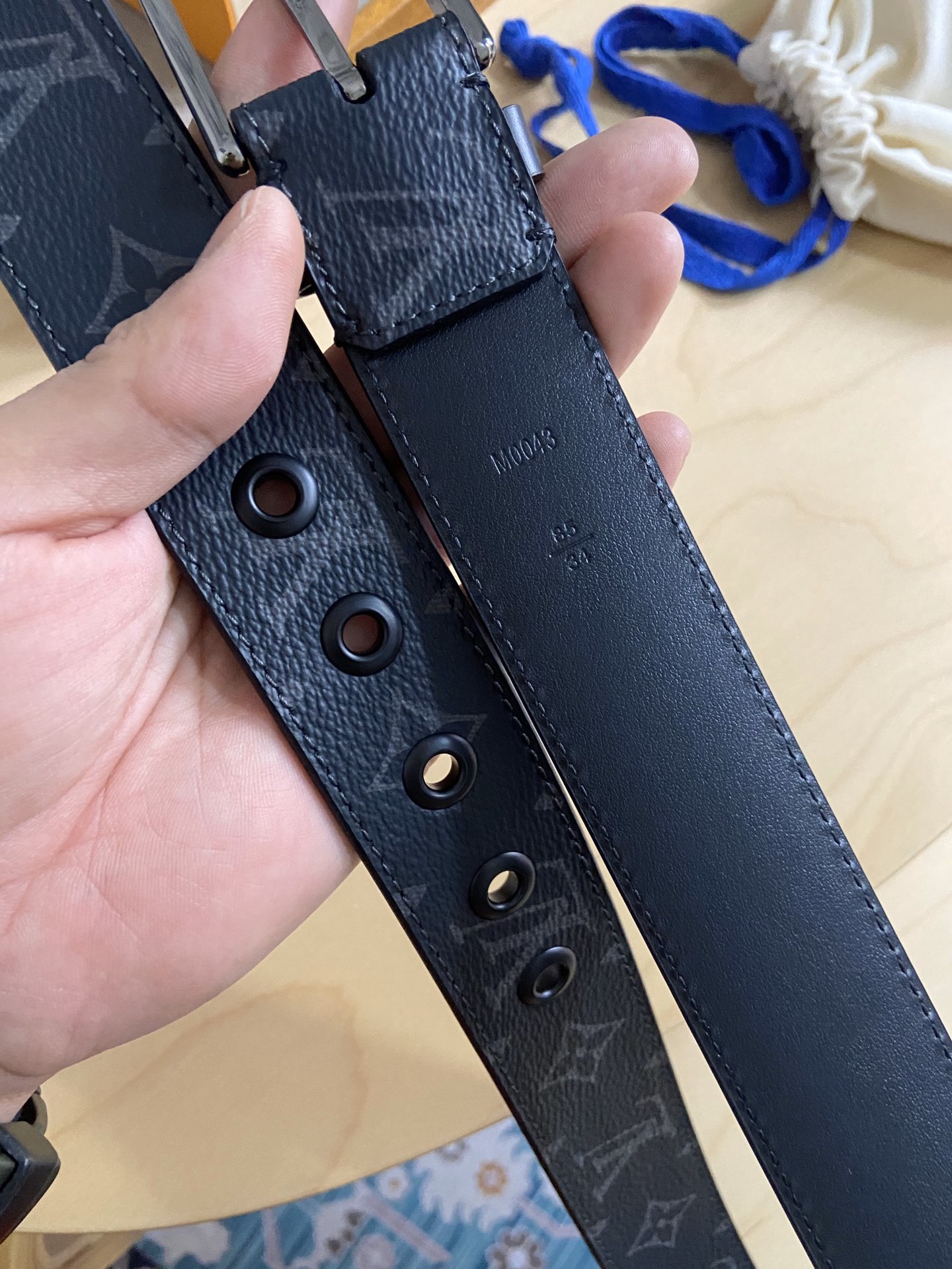 Louis Vuitton 代购版新款LV男士双面腰带取材进口专款面料 提花帆布面料 方形搭扣暗藏珐琅 LV 标识