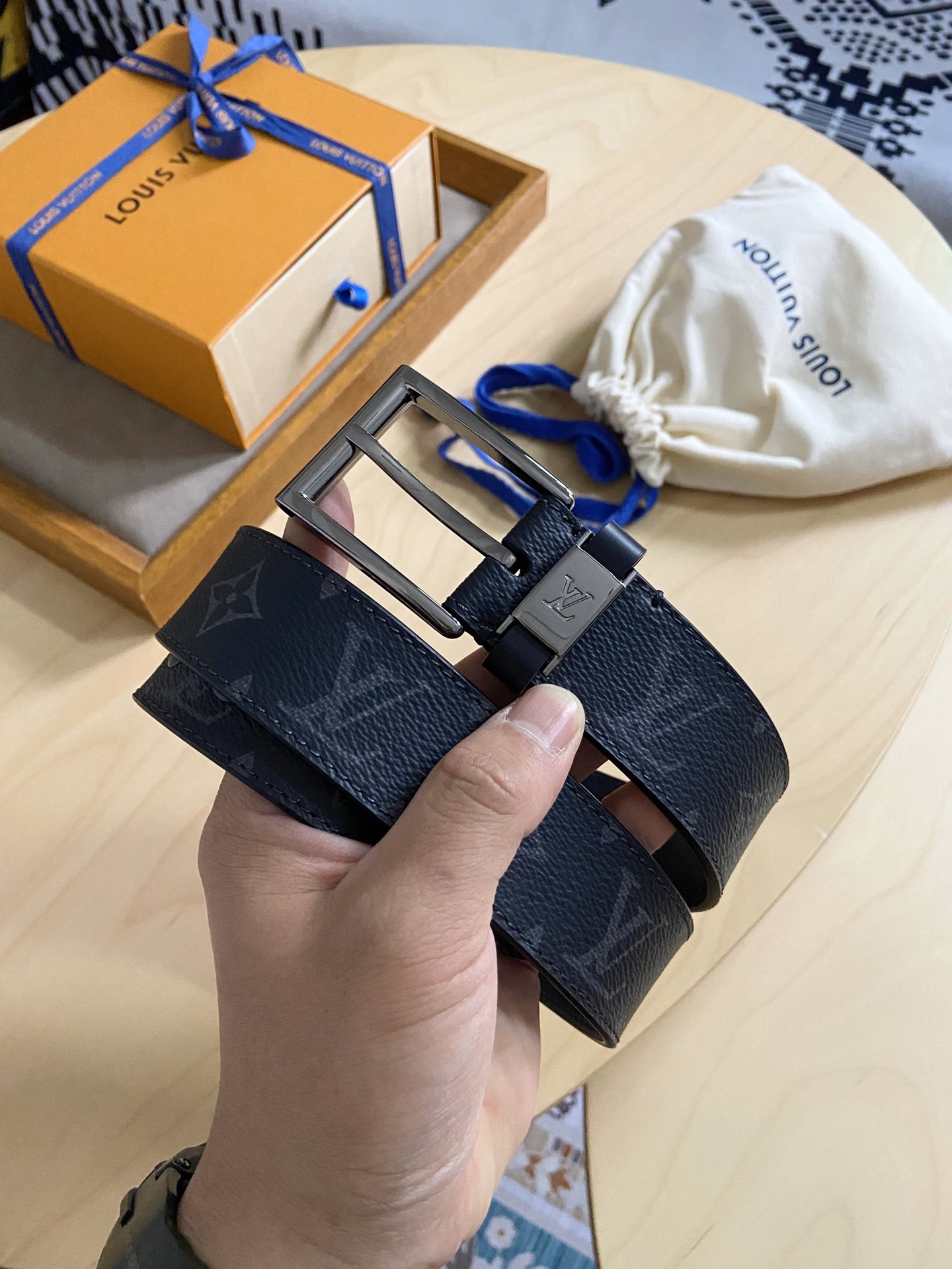 Louis Vuitton 代购版新款LV男士双面腰带取材进口专款面料 提花帆布面料 方形搭扣暗藏珐琅 LV 标识