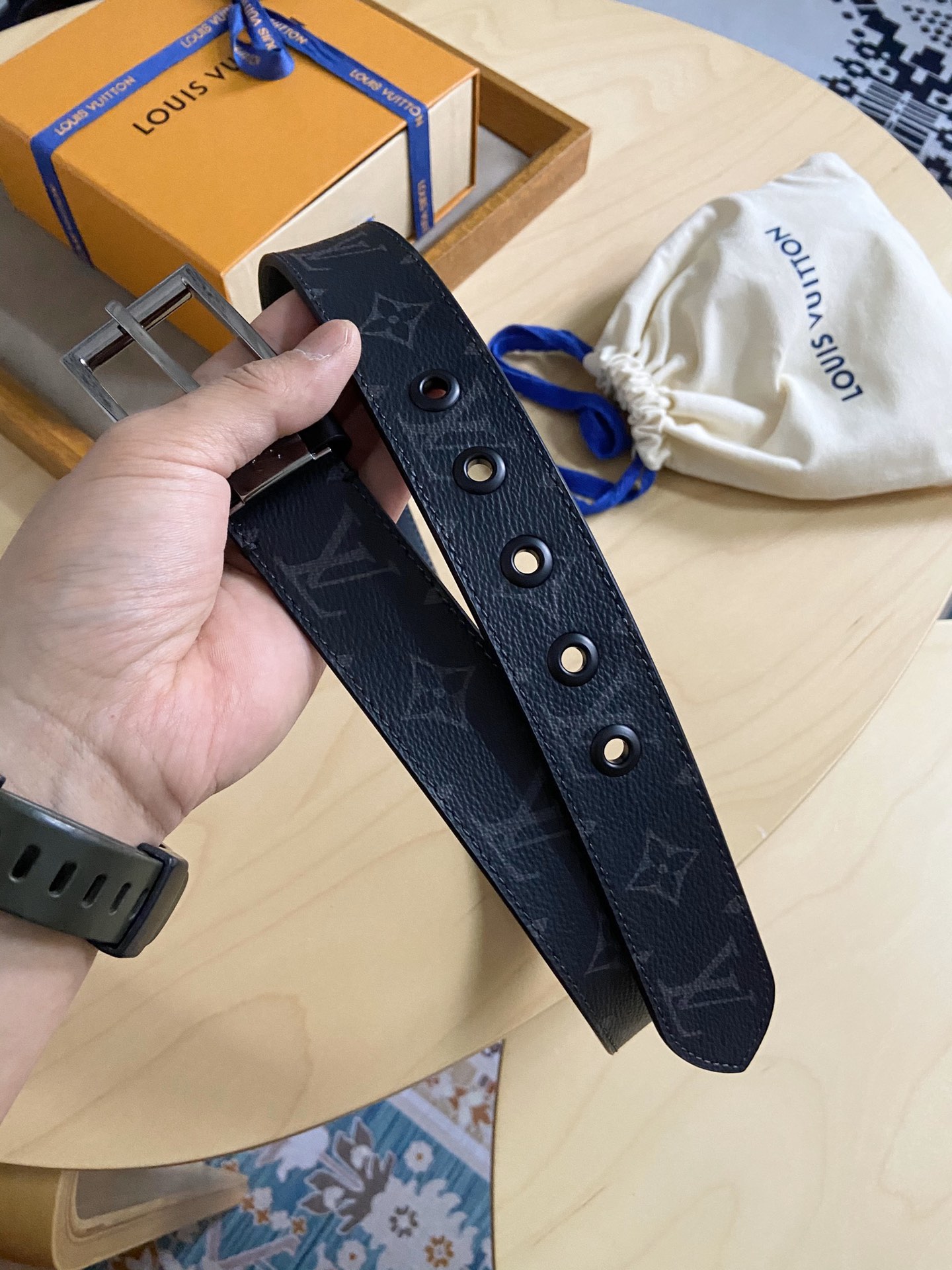 Louis Vuitton 代购版新款LV男士双面腰带取材进口专款面料 提花帆布面料 方形搭扣暗藏珐琅 LV 标识