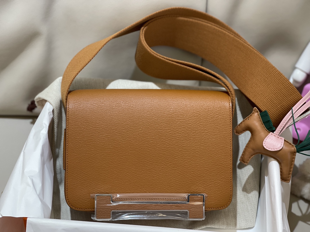 NO:700566,Hermes semi-handmade craftsmanship, beeswax stitching, new arrivals, caramel color, silver buckle, H family’s latest model, Geta, new model, goatskin, enamel buckle. Geta means “Japanese clogs—so it’s called a clog bag. The H buckle wrapped in symmetrical leather on both sides of the super cute bag ~ the shoulder strap is made of fabric but is very thick ~ the upper body is more comfortable ~  The length can also be adjusted, Hermes,hermes,hermes,sheepskin,Hermes,19860909Hermes 爱马仕 半手工手艺 蜜蜡缝线 有新到 焦糖色 银扣 H家最新款 Geta 新款小康康 山羊皮 珐琅扣 Geta意为“日式木屐—所以叫木屐包 超可爱包包两面对称皮革包裹的H扣 ～ 肩带是布艺的 但是非常厚实～上身更加舒适～ 也可调节长短,爱马仕,hermes,hermes,sheepskin,Hermes,,Bag