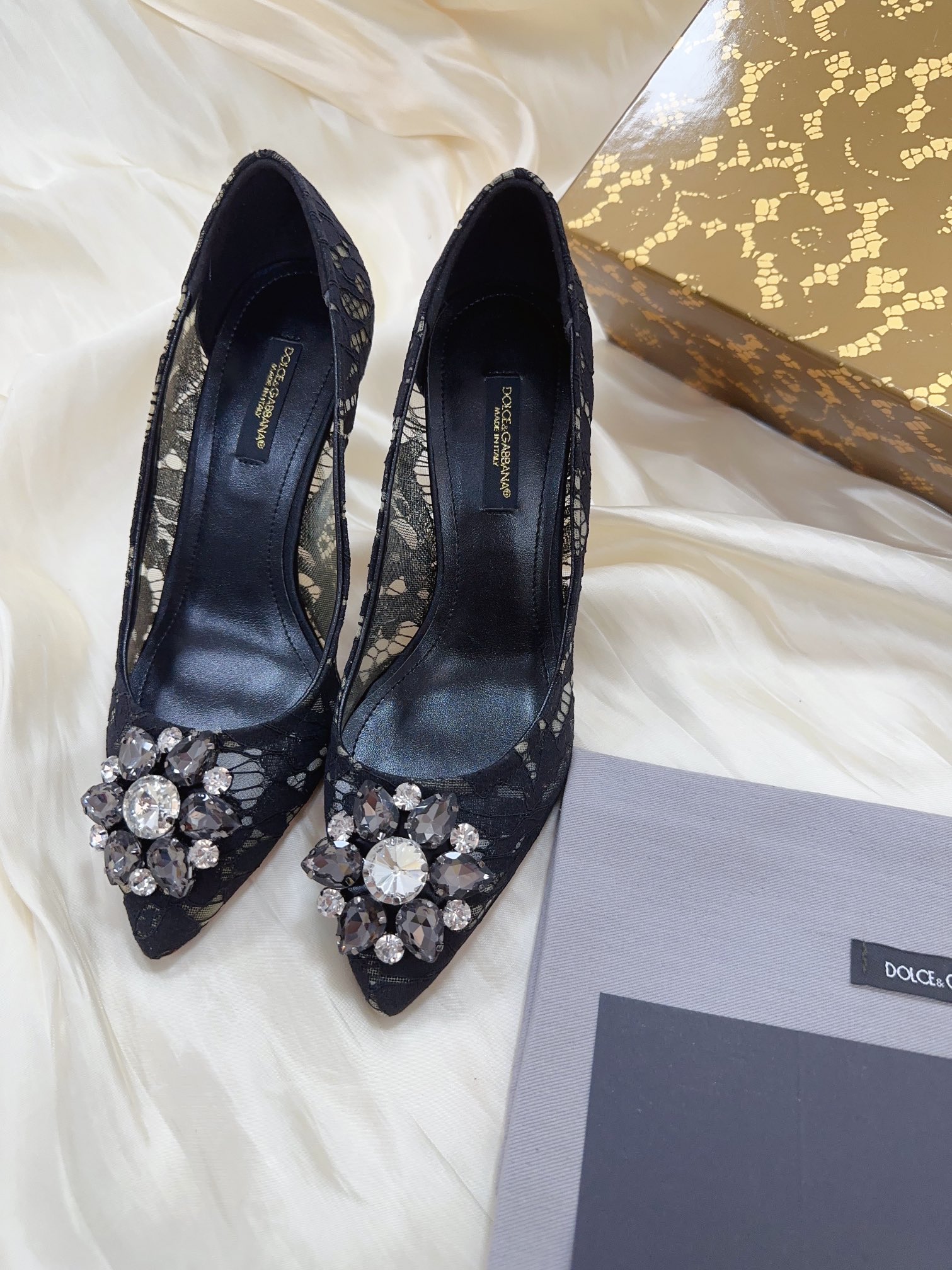 NO:407330,DG 34/40 size, 9cm 6.5cm leather bottom, luxury lace, raw material collection channel to get one to one customized fabric, timeless classic!  ,High heels19860909DG 34/40码、9cm 6.5cm 真皮底 奢华蕾丝 原材料采集渠道获得一比一的定制面料 永恒经典！,高跟鞋单鞋,high heels,Women's Shoes