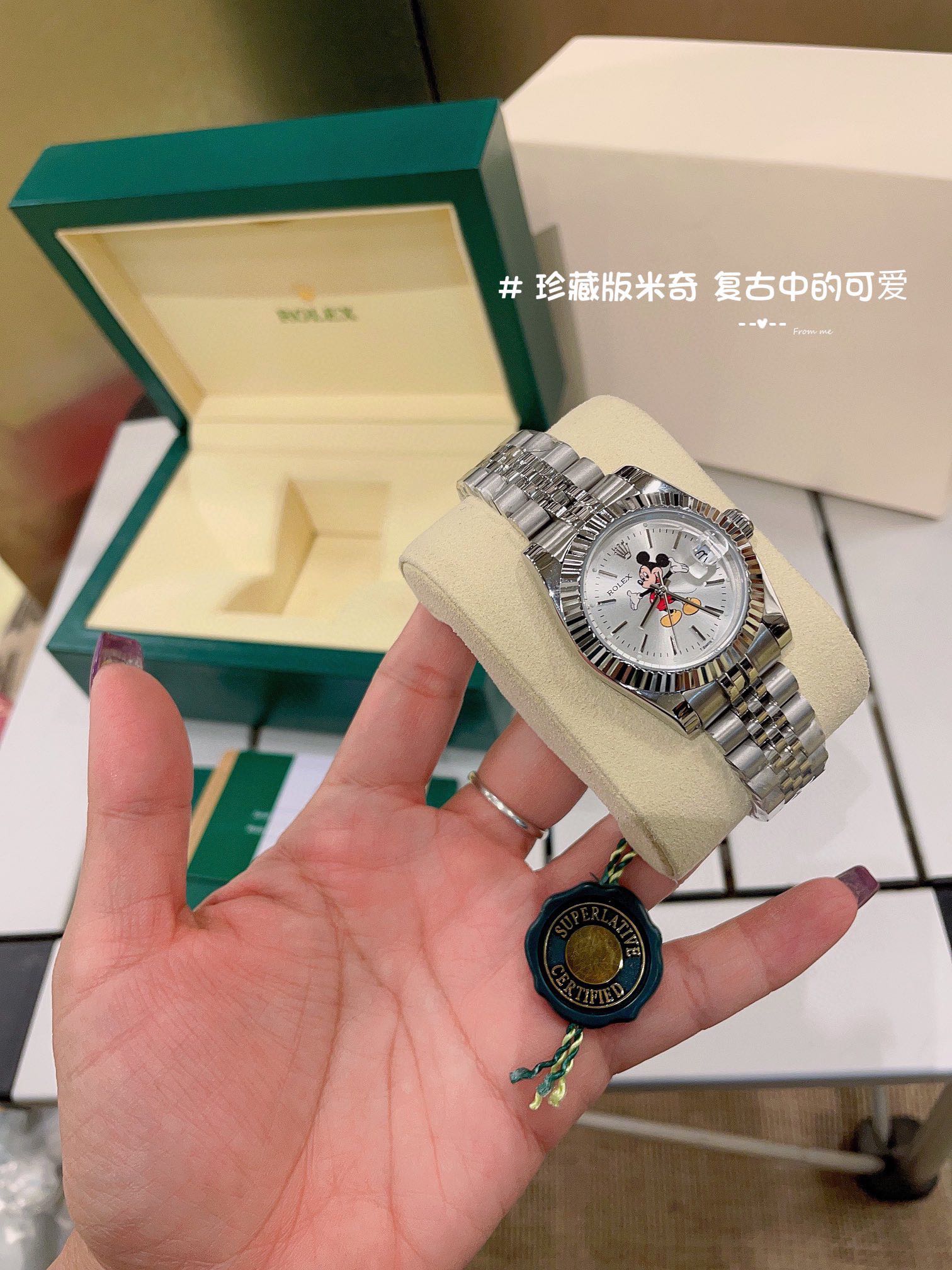 劳力士米老鼠石英腕表,各种品牌联名加身.真的爱死Grip这个系列的手表啦!每一块都想拥有!干净利落的表盘趴着一只米老鼠,迪士尼粉们一定一定要入手!米奇戴在手上,让欢乐随手而至.表盘尺寸31mm 送礼首选!