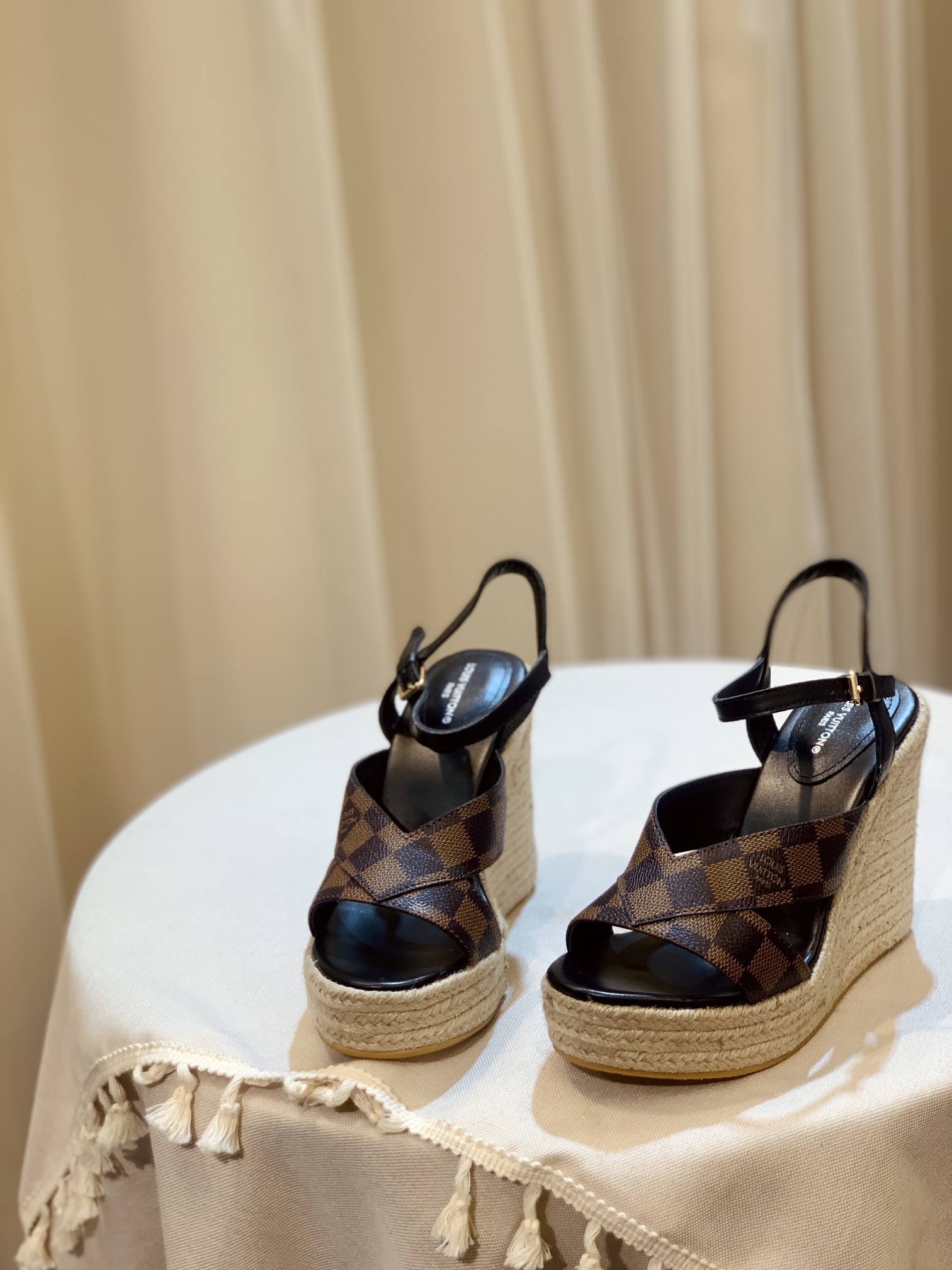 NO:173679,LV | Louis Vuitton, new early spring model, top version, the counter is the latest model, hot diamond heel sandals, new hard goods, purchasing level!  Full of high-end feeling!  A popular model from domestic and foreign bloggers, retro and fashionable, beautiful!  Official website main model★ ━━━━━━ t ━━━━━━━━━━━━━━━━━━━━━━━━━━━━━━━━━━━━━━━━━━━━━━━━━━─Original custom cowhide, imported sheepskin, heel height 8.5cm Shoe size: 35-40 (41 42 customization), sandals, louis vuitton, louis vuitton, sandals, cowhide, sheeps19860909LV | 路易威登   早春新款 顶级版本 专柜主打最新款 烫钻坡跟凉鞋 硬货上新 代购级别！高级感十足！国内外博主刷爆的一款,复古又时髦上脚美炸了！官网主推款★ ━━━━━ t ━━━━━ 鞋面原版定制牛皮老花 内里进口羊皮里 跟高8.5cm 鞋码: 35-40（41 42定制）,凉鞋,louis vuitton,louis vuitton,sandals,cowhide,sheepskin,Women's Shoes