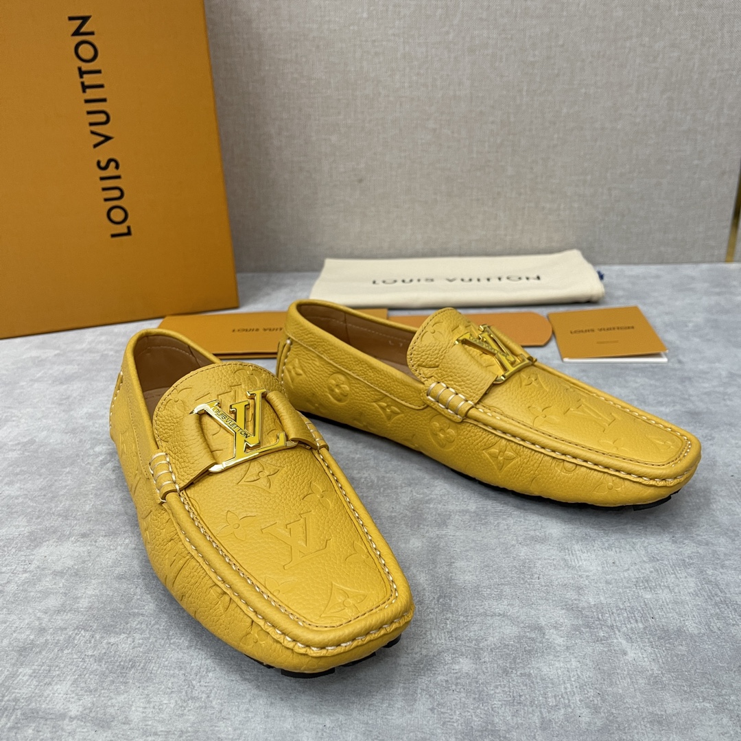 L家经典豆豆鞋MONTECARLO莫卡辛鞋作为路易最具标志性的设计之一一脚蹬乐福鞋此次选用柔软进口荔枝纹