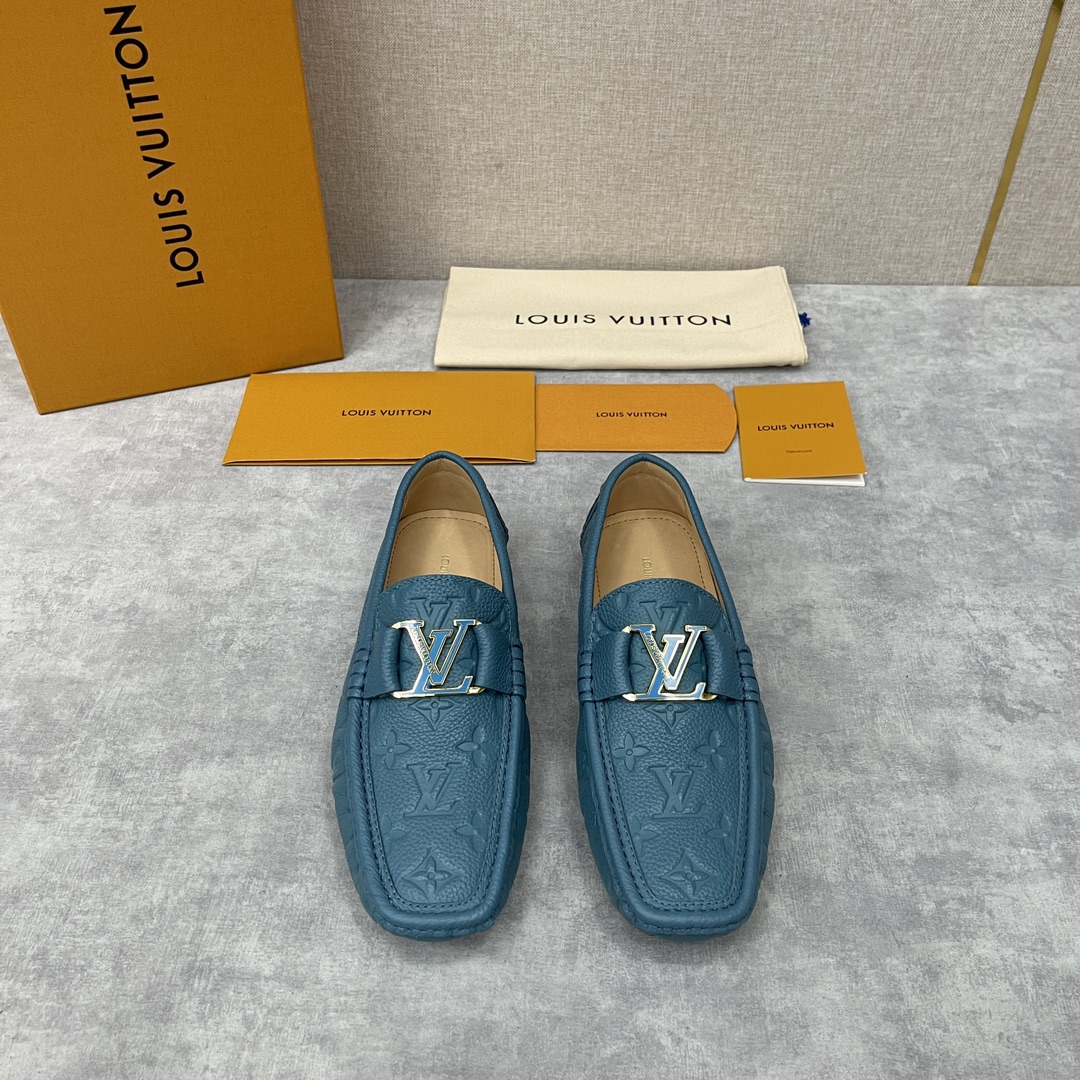 L家经典豆豆鞋MONTECARLO莫卡辛鞋作为路易最具标志性的设计之一一脚蹬乐福鞋此次选用柔软进口荔枝纹