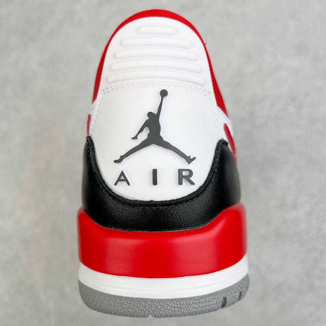 图片[8]-💰220 ＃KZ神版 Air Jordan Legacy AJ312 Low 低帮复古篮球鞋 白红黑芝加哥 CD7069-160 市场最强独一档产物 全套原纸板楦头开发 原厂大底磨具加持立体防滑纹理 原档数据后跟TPU子母扣魔术贴 原装可视Air Sole气垫 原汁原味最完美的312代版型 唯一正确鞋头趴度弧度高度鞋身腰线 进口港宝加持 后跟自然饱满 全鞋荧光划线卡点 追求极致完美 每一双都是工艺品 多重QC质检 超越公司货的品控标准 实实在在的免检产品 鞋身采用了皮革材质打造 横跨鞋面的魔术贴十分吸睛 侧面的Swoosh Logo的一部分被鞋面遮挡了一部分 颇具玩味 魔术贴上标有NK标识 而鞋舌上是Jordan的经典红色飞翼Logo 后跟和鞋底均采用了AJ3的设计 后跟上同样也使用了经典的爆裂纹图案 SIZE：36 36.5 37.5 38 38.5 39 40 40.5 41 42 42.5 43 44 44.5 45 46 47.5 编码：by2936090-运动鞋