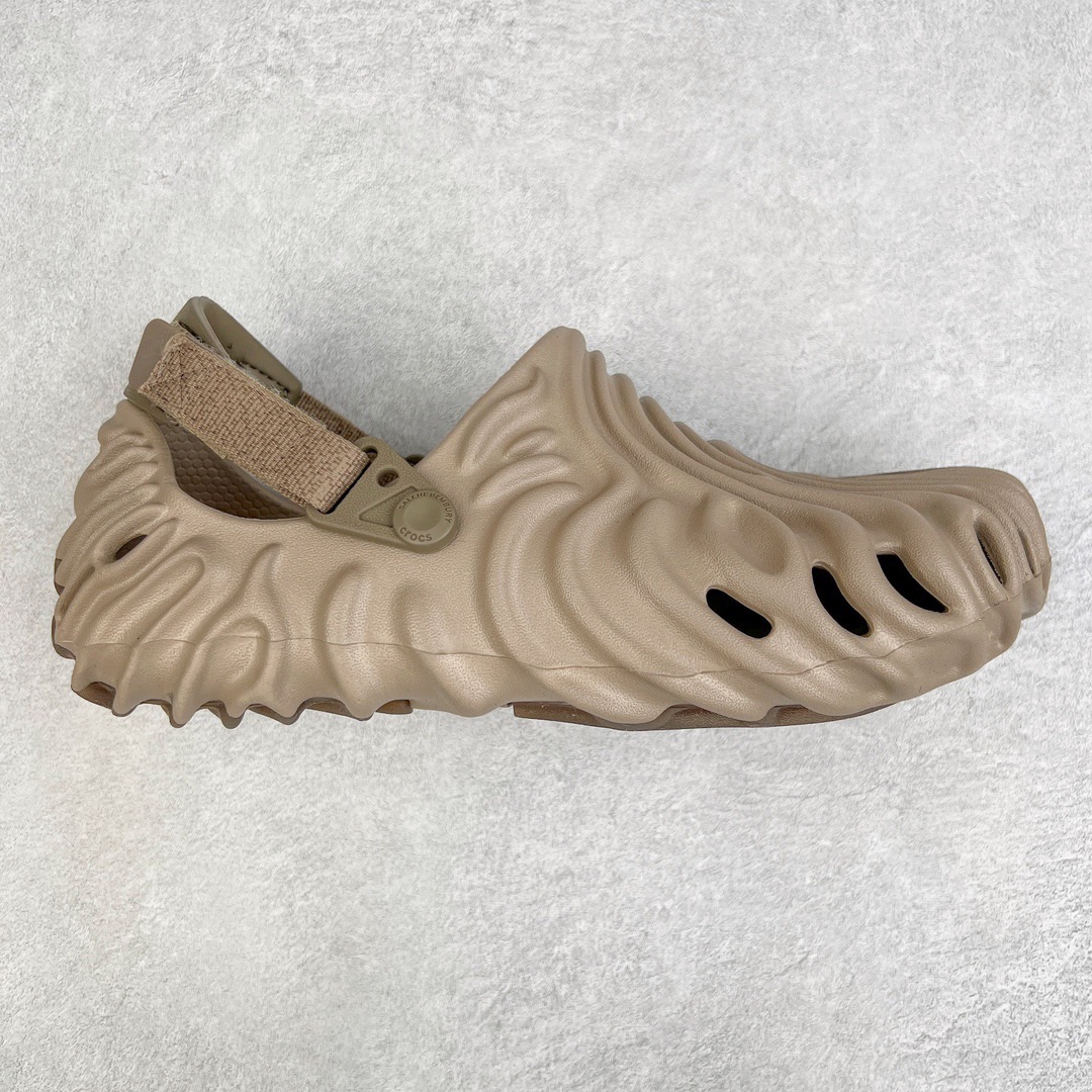 图片[4]-＃DG莞产 Salehe Bembury x Crocs Pollex Clog 卡骆驰指纹式脊骨系列夏日沙滩室内外穿搭休闲涉水洞洞鞋凉拖鞋 近年来随着Urban Outdoor的风潮持续延烧 凉鞋无疑成为了所有相关单品中最大的受益者之一 不仅在穿拖上相当方面 经挑选过后的特殊款式 还能同时兼具抗水的功能 而如果要同时兼顾到美观与时尚 那么绝对不可不提到由Salehe Bembury携手Crocs所推出的Pollex Clog了 日前艺术家 Salehe Bembury 与 Crocs 的合作再度迎来更新 在设计上更有别于Classic Clog slides的设计 改以较具有流线 同时仍兼顾抗水透湿机能性的全新样貌呈现 原厂代工追单品质 采用高工艺EVA一次爆炸鞋底模 组合防滑耐磨水晶橡胶片 后跟魔术贴调节绑带 拖鞋凉鞋随意切换 同步官方尺码：M4（36-37） M5（37-38）M6（38-39）M7（39-40）M8（41-42）M9（42-43）M10（43-44）M11（45-46）-选品中心