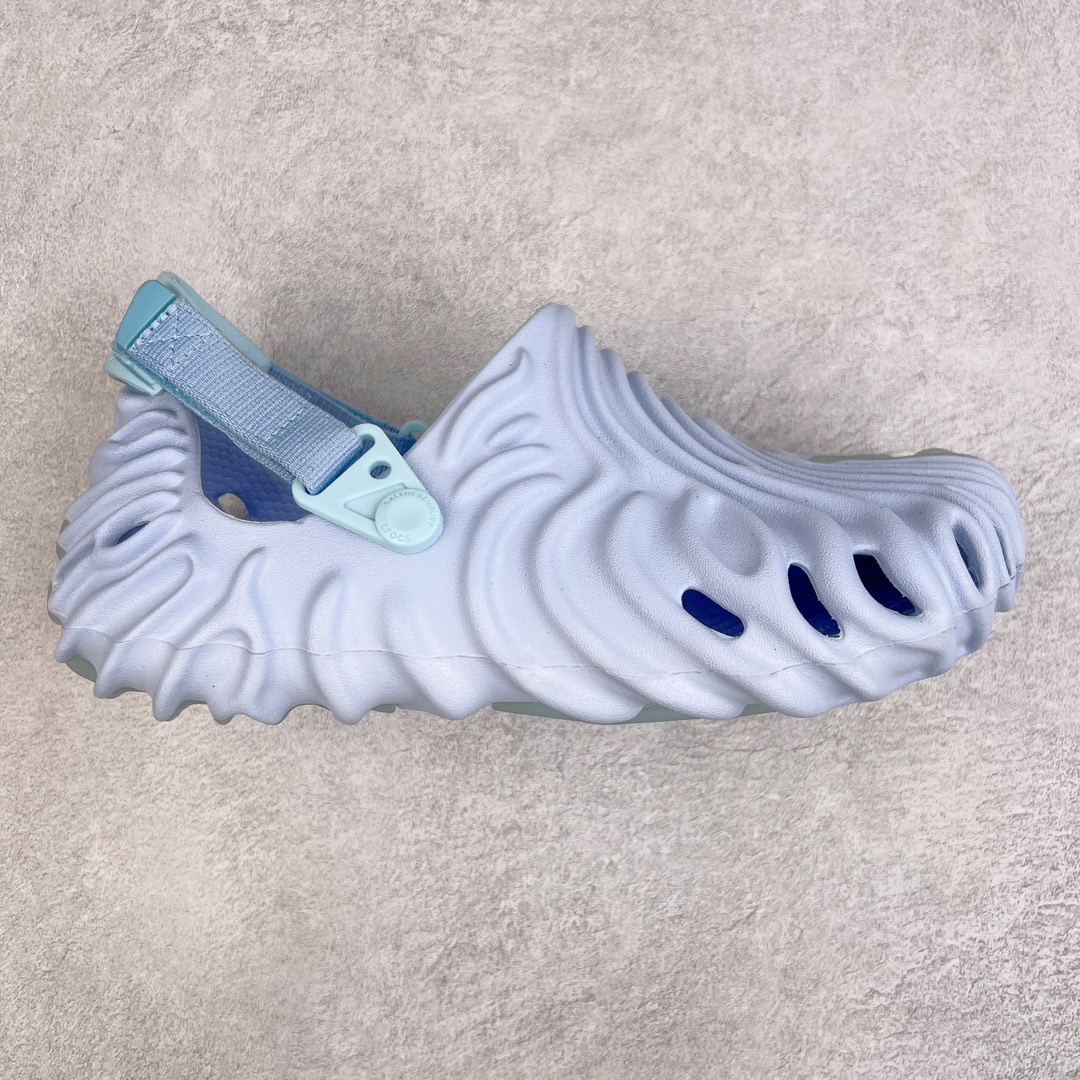 图片[5]-＃DG莞产 Salehe Bembury x Crocs Pollex Clog 卡骆驰指纹式脊骨系列夏日沙滩室内外穿搭休闲涉水洞洞鞋凉拖鞋 近年来随着Urban Outdoor的风潮持续延烧 凉鞋无疑成为了所有相关单品中最大的受益者之一 不仅在穿拖上相当方面 经挑选过后的特殊款式 还能同时兼具抗水的功能 而如果要同时兼顾到美观与时尚 那么绝对不可不提到由Salehe Bembury携手Crocs所推出的Pollex Clog了 日前艺术家 Salehe Bembury 与 Crocs 的合作再度迎来更新 在设计上更有别于Classic Clog slides的设计 改以较具有流线 同时仍兼顾抗水透湿机能性的全新样貌呈现 原厂代工追单品质 采用高工艺EVA一次爆炸鞋底模 组合防滑耐磨水晶橡胶片 后跟魔术贴调节绑带 拖鞋凉鞋随意切换 同步官方尺码：M4（36-37） M5（37-38）M6（38-39）M7（39-40）M8（41-42）M9（42-43）M10（43-44）M11（45-46）-选品中心