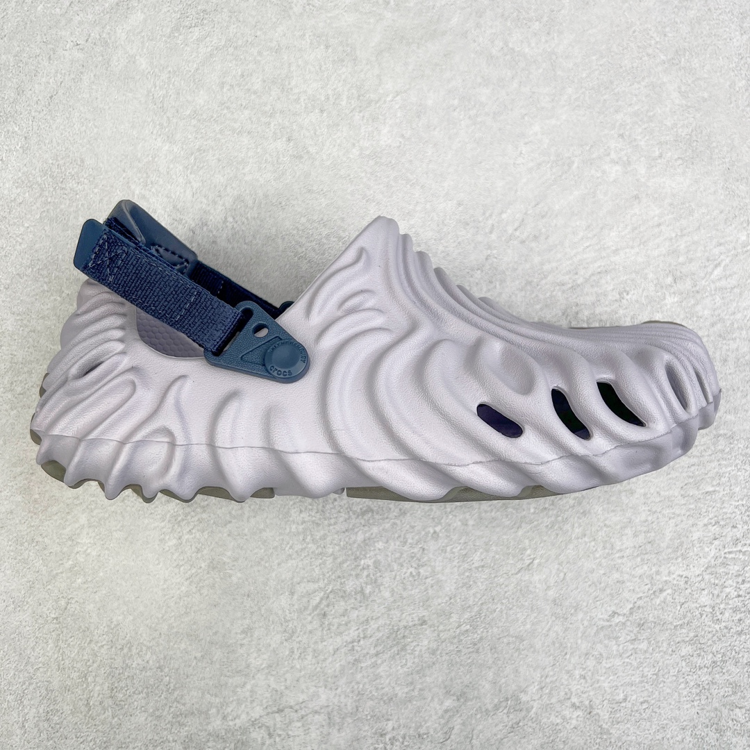 图片[8]-＃DG莞产 Salehe Bembury x Crocs Pollex Clog 卡骆驰指纹式脊骨系列夏日沙滩室内外穿搭休闲涉水洞洞鞋凉拖鞋 近年来随着Urban Outdoor的风潮持续延烧 凉鞋无疑成为了所有相关单品中最大的受益者之一 不仅在穿拖上相当方面 经挑选过后的特殊款式 还能同时兼具抗水的功能 而如果要同时兼顾到美观与时尚 那么绝对不可不提到由Salehe Bembury携手Crocs所推出的Pollex Clog了 日前艺术家 Salehe Bembury 与 Crocs 的合作再度迎来更新 在设计上更有别于Classic Clog slides的设计 改以较具有流线 同时仍兼顾抗水透湿机能性的全新样貌呈现 原厂代工追单品质 采用高工艺EVA一次爆炸鞋底模 组合防滑耐磨水晶橡胶片 后跟魔术贴调节绑带 拖鞋凉鞋随意切换 同步官方尺码：M4（36-37） M5（37-38）M6（38-39）M7（39-40）M8（41-42）M9（42-43）M10（43-44）M11（45-46）-选品中心