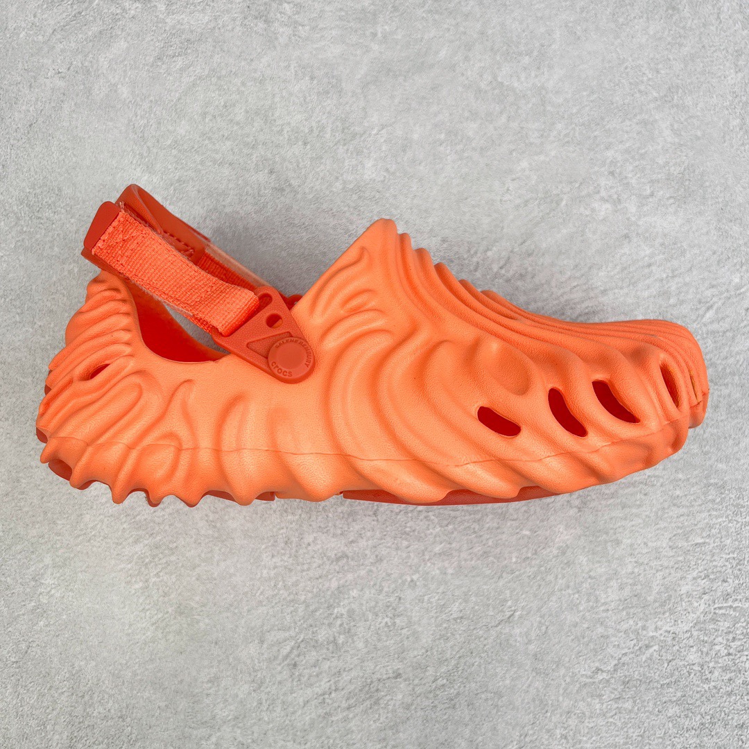 图片[3]-＃DG莞产 Salehe Bembury x Crocs Pollex Clog 卡骆驰指纹式脊骨系列夏日沙滩室内外穿搭休闲涉水洞洞鞋凉拖鞋 近年来随着Urban Outdoor的风潮持续延烧 凉鞋无疑成为了所有相关单品中最大的受益者之一 不仅在穿拖上相当方面 经挑选过后的特殊款式 还能同时兼具抗水的功能 而如果要同时兼顾到美观与时尚 那么绝对不可不提到由Salehe Bembury携手Crocs所推出的Pollex Clog了 日前艺术家 Salehe Bembury 与 Crocs 的合作再度迎来更新 在设计上更有别于Classic Clog slides的设计 改以较具有流线 同时仍兼顾抗水透湿机能性的全新样貌呈现 原厂代工追单品质 采用高工艺EVA一次爆炸鞋底模 组合防滑耐磨水晶橡胶片 后跟魔术贴调节绑带 拖鞋凉鞋随意切换 同步官方尺码：M4（36-37） M5（37-38）M6（38-39）M7（39-40）M8（41-42）M9（42-43）M10（43-44）M11（45-46）-选品中心