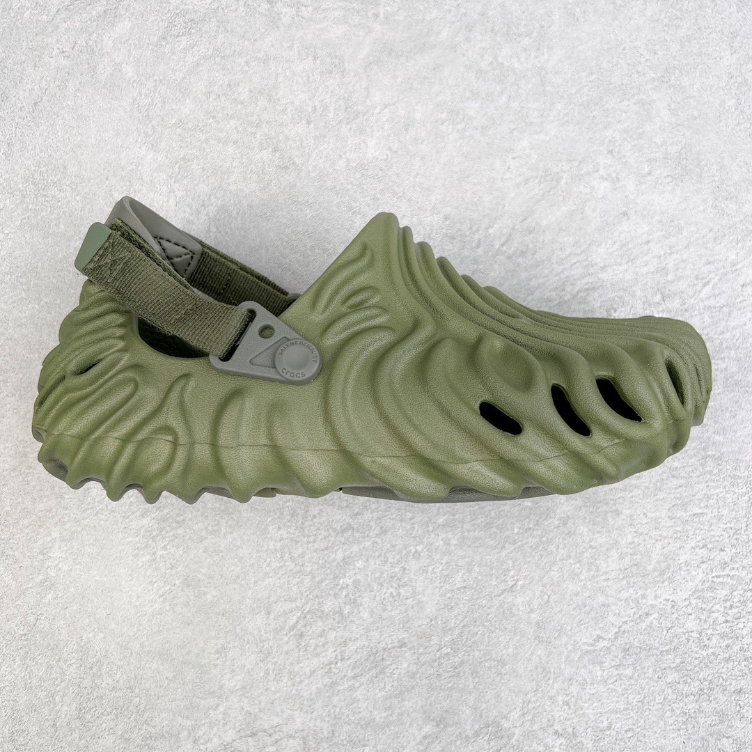 ＃DG莞产 Salehe Bembury x Crocs Pollex Clog 卡骆驰指纹式脊骨系列夏日沙滩室内外穿搭休闲涉水洞洞鞋凉拖鞋 近年来随着Urban Outdoor的风潮持续延烧 凉鞋无疑成为了所有相关单品中最大的受益者之一 不仅在穿拖上相当方面 经挑选过后的特殊款式 还能同时兼具抗水的功能 而如果要同时兼顾到美观与时尚 那么绝对不可不提到由Salehe Bembury携手Crocs所推出的Pollex Clog了 日前艺术家 Salehe Bembury 与 Crocs 的合作再度迎来更新 在设计上更有别于Classic Clog slides的设计 改以较具有流线 同时仍兼顾抗水透湿机能性的全新样貌呈现 原厂代工追单品质 采用高工艺EVA一次爆炸鞋底模 组合防滑耐磨水晶橡胶片 后跟魔术贴调节绑带 拖鞋凉鞋随意切换 同步官方尺码：M4（36-37） M5（37-38）M6（38-39）M7（39-40）M8（41-42）M9（42-43）M10（43-44）M11（45-46）-选品中心
