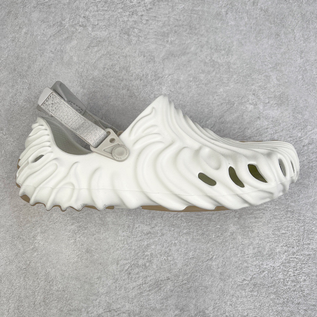 图片[6]-＃DG莞产 Salehe Bembury x Crocs Pollex Clog 卡骆驰指纹式脊骨系列夏日沙滩室内外穿搭休闲涉水洞洞鞋凉拖鞋 近年来随着Urban Outdoor的风潮持续延烧 凉鞋无疑成为了所有相关单品中最大的受益者之一 不仅在穿拖上相当方面 经挑选过后的特殊款式 还能同时兼具抗水的功能 而如果要同时兼顾到美观与时尚 那么绝对不可不提到由Salehe Bembury携手Crocs所推出的Pollex Clog了 日前艺术家 Salehe Bembury 与 Crocs 的合作再度迎来更新 在设计上更有别于Classic Clog slides的设计 改以较具有流线 同时仍兼顾抗水透湿机能性的全新样貌呈现 原厂代工追单品质 采用高工艺EVA一次爆炸鞋底模 组合防滑耐磨水晶橡胶片 后跟魔术贴调节绑带 拖鞋凉鞋随意切换 同步官方尺码：M4（36-37） M5（37-38）M6（38-39）M7（39-40）M8（41-42）M9（42-43）M10（43-44）M11（45-46）-选品中心