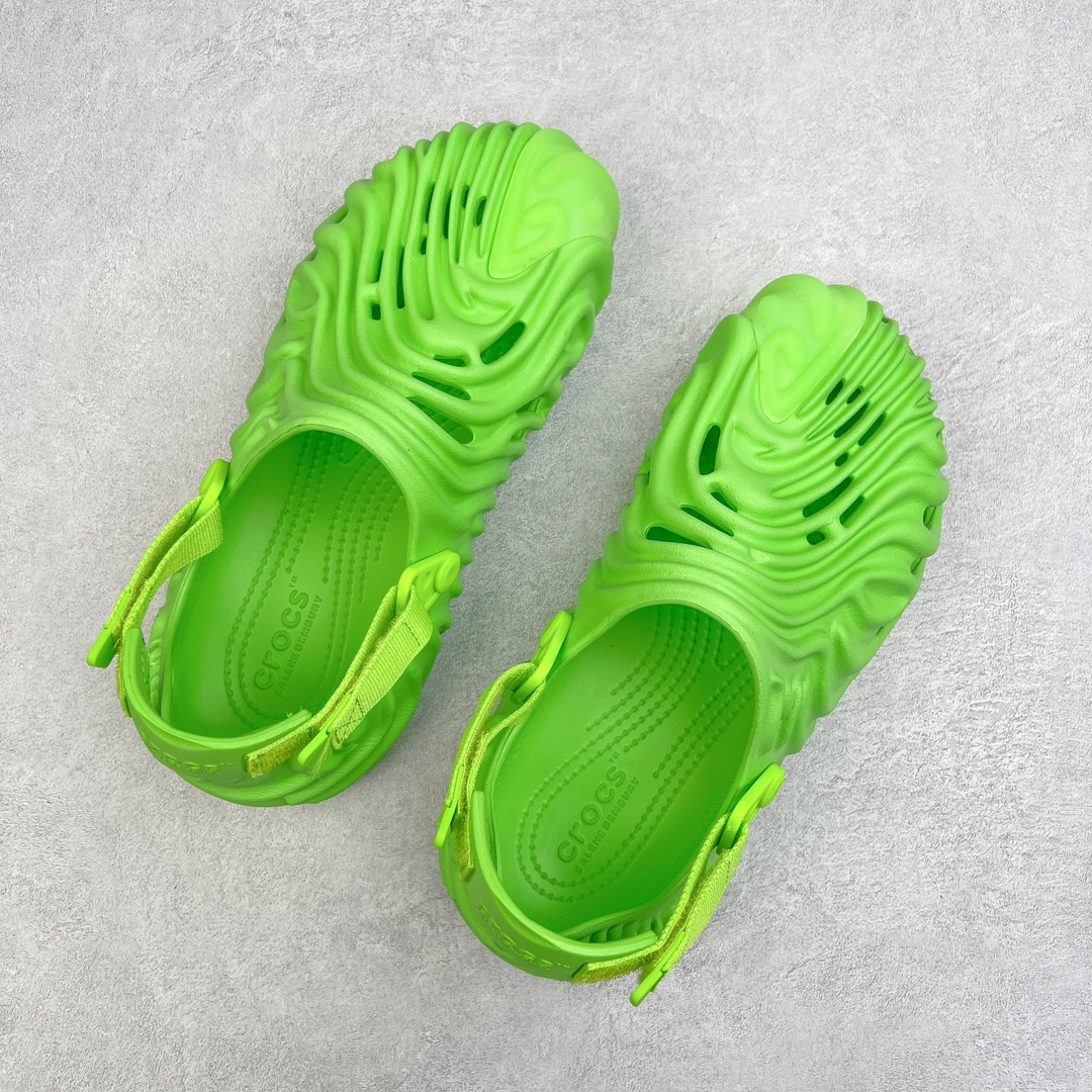 图片[3]-＃DG莞产 Salehe Bembury x Crocs Pollex Clog 卡骆驰指纹式脊骨系列夏日沙滩室内外穿搭休闲涉水洞洞鞋凉拖鞋 近年来随着Urban Outdoor的风潮持续延烧 凉鞋无疑成为了所有相关单品中最大的受益者之一 不仅在穿拖上相当方面 经挑选过后的特殊款式 还能同时兼具抗水的功能 而如果要同时兼顾到美观与时尚 那么绝对不可不提到由Salehe Bembury携手Crocs所推出的Pollex Clog了 日前艺术家 Salehe Bembury 与 Crocs 的合作再度迎来更新 在设计上更有别于Classic Clog slides的设计 改以较具有流线 同时仍兼顾抗水透湿机能性的全新样貌呈现 原厂代工追单品质 采用高工艺EVA一次爆炸鞋底模 组合防滑耐磨水晶橡胶片 后跟魔术贴调节绑带 拖鞋凉鞋随意切换 同步官方尺码：M4（36-37） M5（37-38）M6（38-39）M7（39-40）M8（41-42）M9（42-43）M10（43-44）M11（45-46）-选品中心