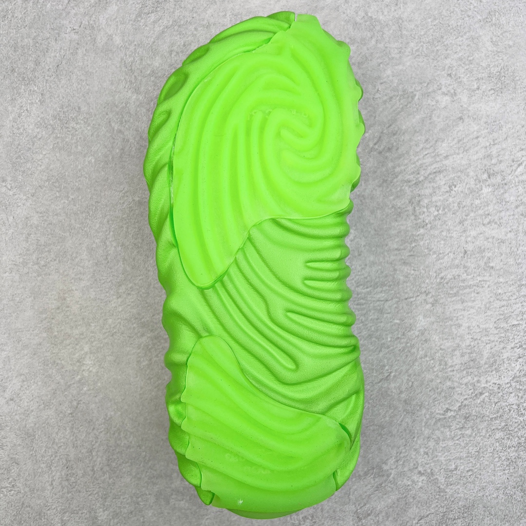 图片[9]-＃DG莞产 Salehe Bembury x Crocs Pollex Clog 卡骆驰指纹式脊骨系列夏日沙滩室内外穿搭休闲涉水洞洞鞋凉拖鞋 近年来随着Urban Outdoor的风潮持续延烧 凉鞋无疑成为了所有相关单品中最大的受益者之一 不仅在穿拖上相当方面 经挑选过后的特殊款式 还能同时兼具抗水的功能 而如果要同时兼顾到美观与时尚 那么绝对不可不提到由Salehe Bembury携手Crocs所推出的Pollex Clog了 日前艺术家 Salehe Bembury 与 Crocs 的合作再度迎来更新 在设计上更有别于Classic Clog slides的设计 改以较具有流线 同时仍兼顾抗水透湿机能性的全新样貌呈现 原厂代工追单品质 采用高工艺EVA一次爆炸鞋底模 组合防滑耐磨水晶橡胶片 后跟魔术贴调节绑带 拖鞋凉鞋随意切换 同步官方尺码：M4（36-37） M5（37-38）M6（38-39）M7（39-40）M8（41-42）M9（42-43）M10（43-44）M11（45-46）-选品中心